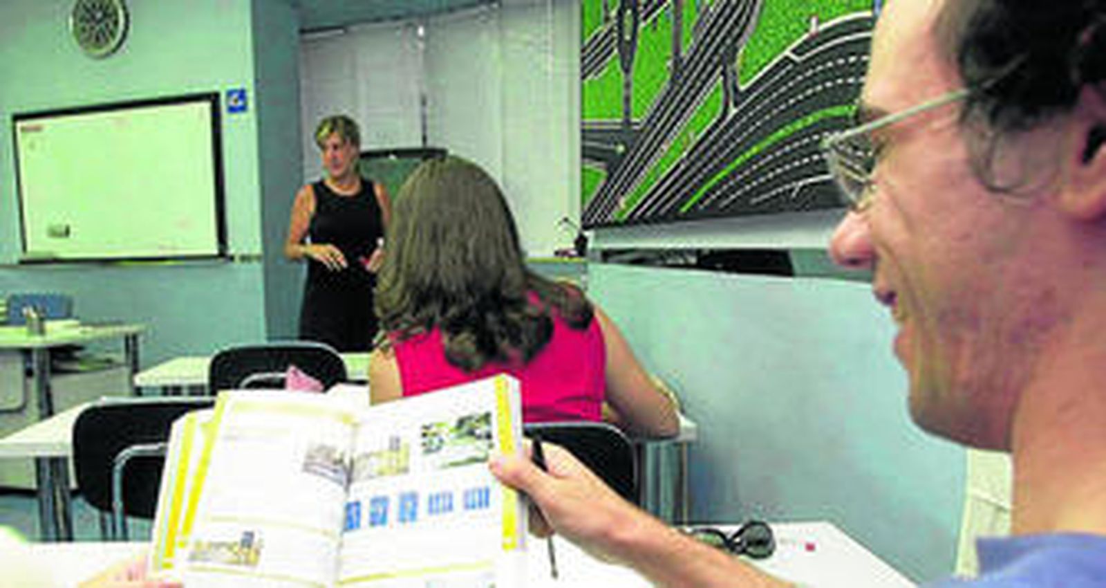 Conductores durante una clase teórica en una autoescuela.