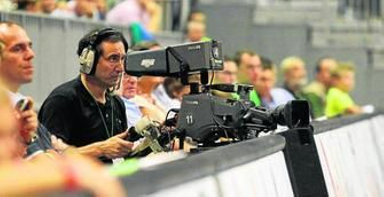 Imagen de una cámara de televisión durante un partido en el Carpena.