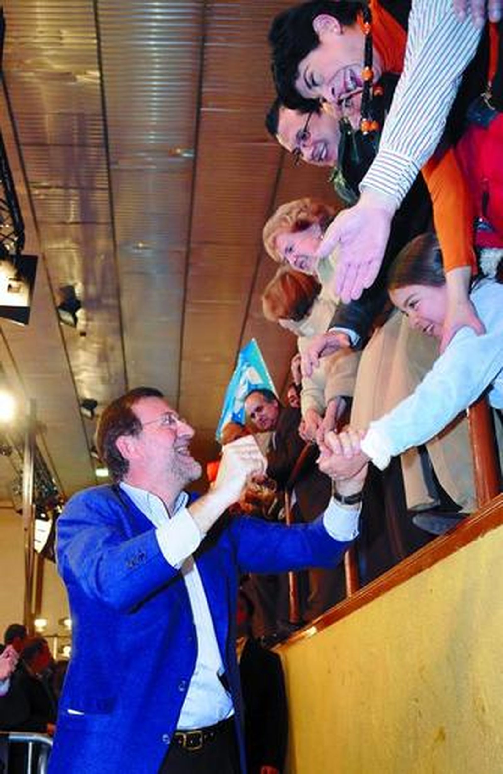 Rajoy saluda a una niña, ayer en Madrid.