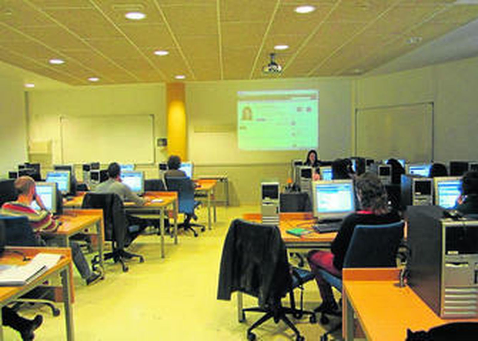 Alumnos en el taller 'Empleo y Redes Sociales' celebrado la pasada semana en el campus.