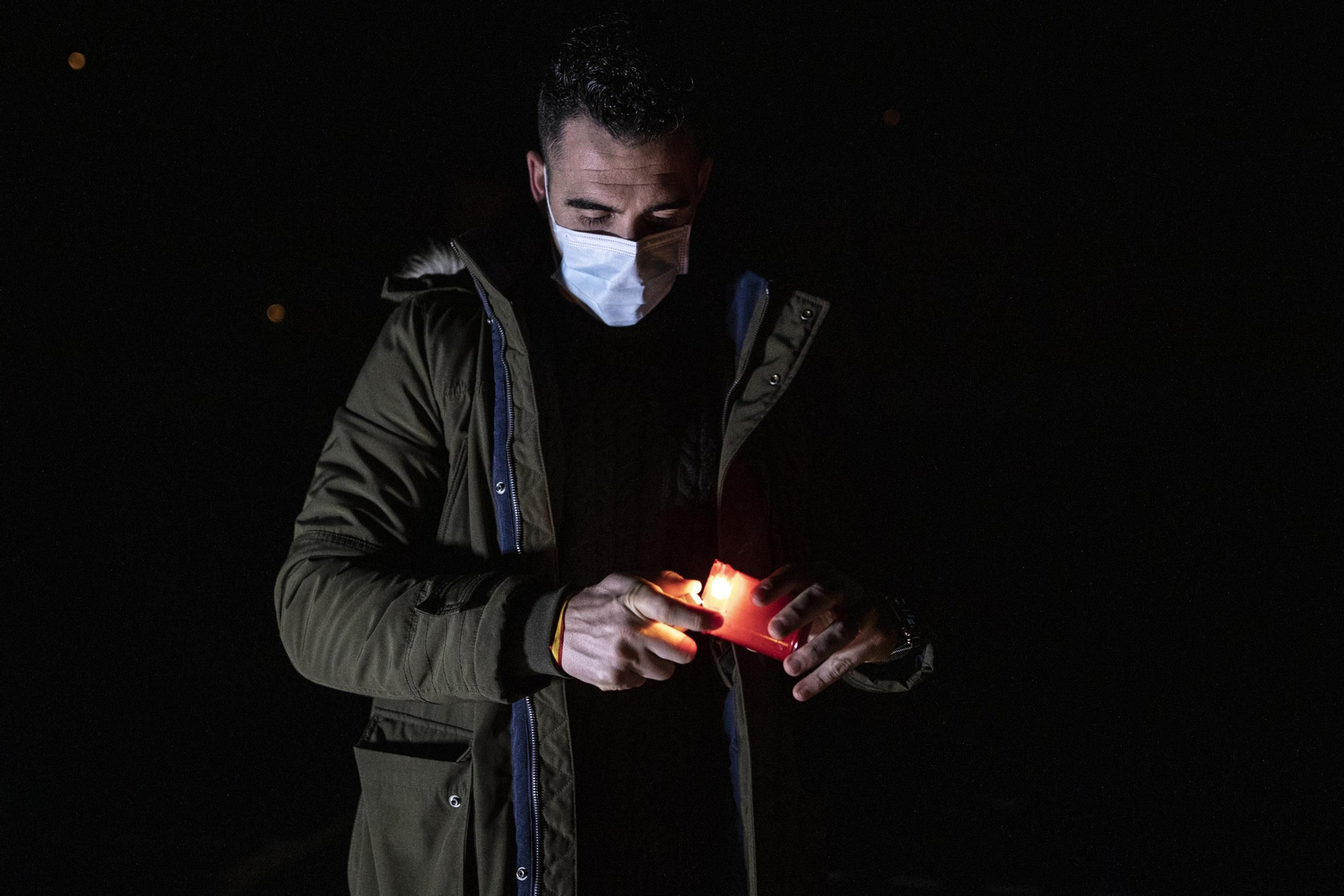 El alcalde de Pinos Puente se encierra contra los cortes de luz, en imágenes