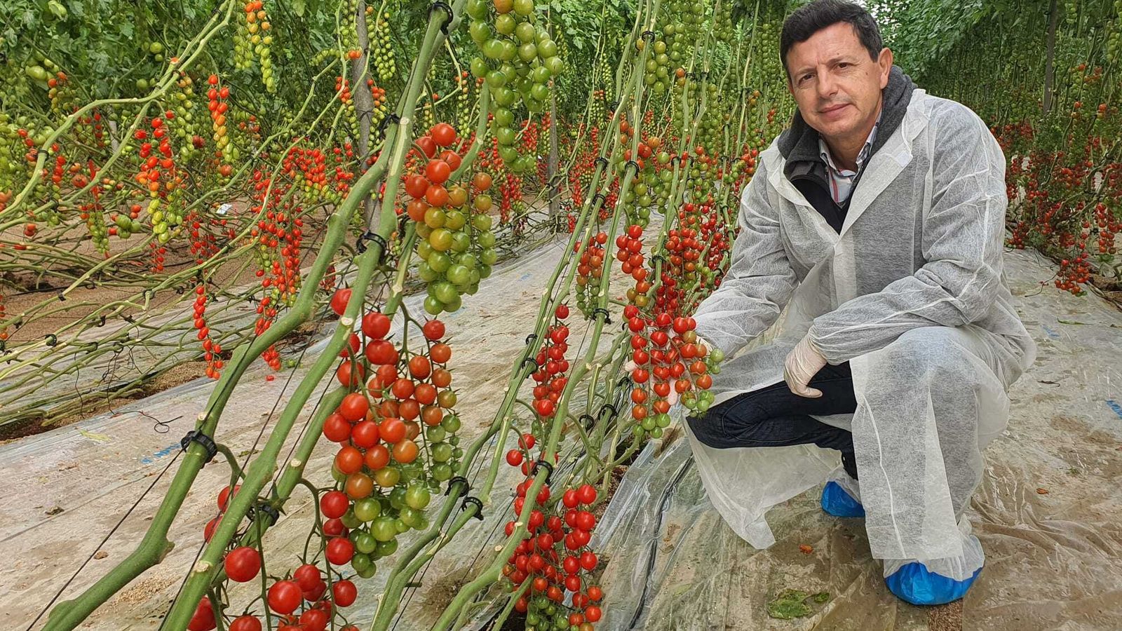 El técnico Manuel Hernández, junto al cherry Engelyta.