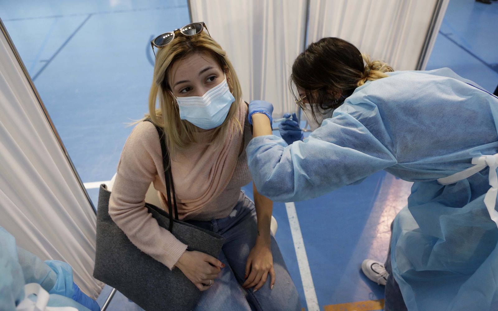 Vacunación de profesores en el pabellón deportivo del SADUS