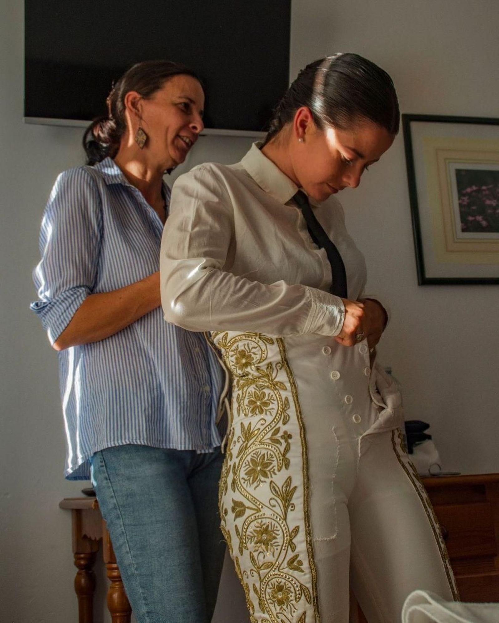 Miriam Cabas junto a su tía, que es su moza de espadas. Miriam Cabas junto a su tía, que es su moza de espadas.