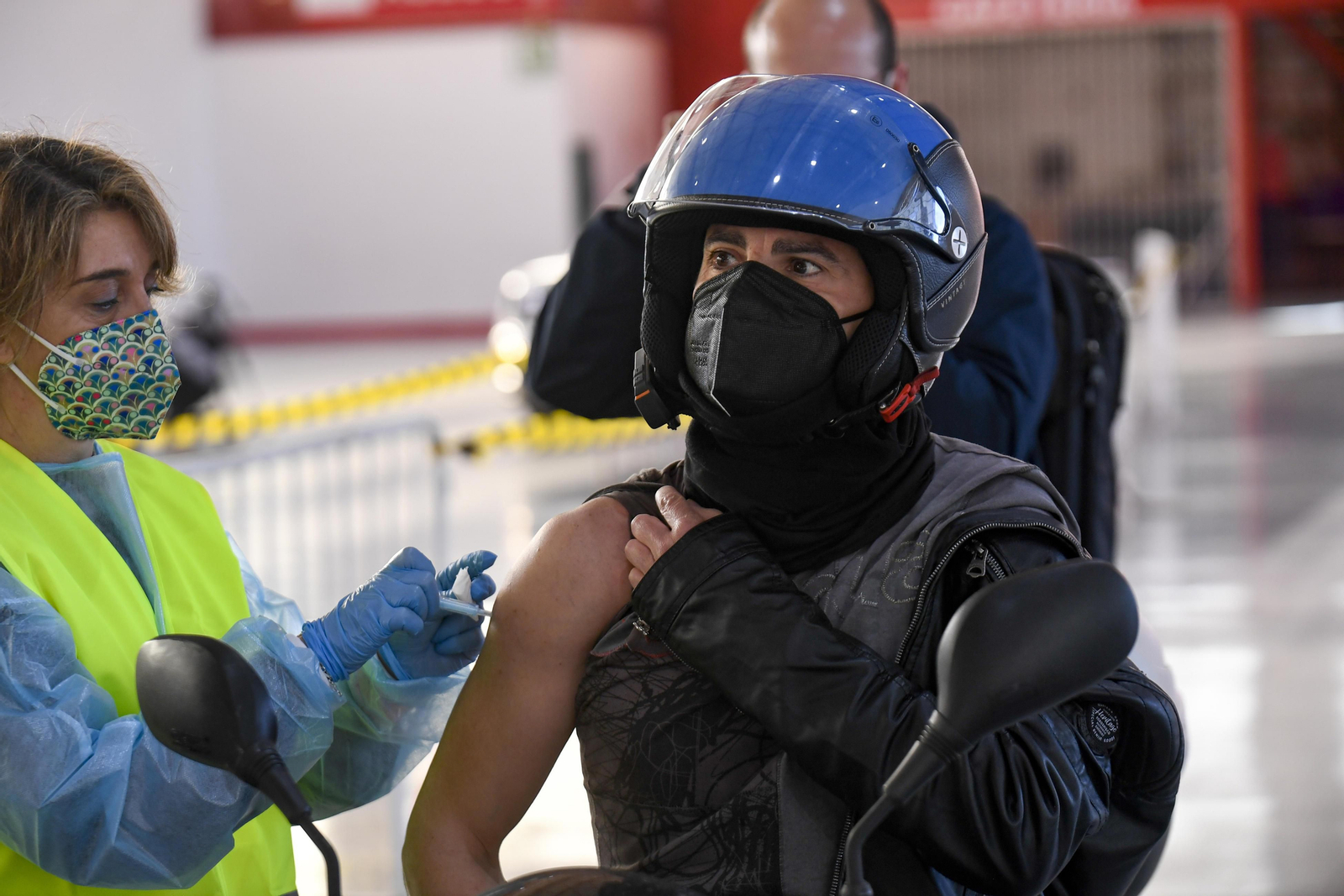 Fotos: así ha sido el inicio de la vacunación masiva del personal educativo de Granada