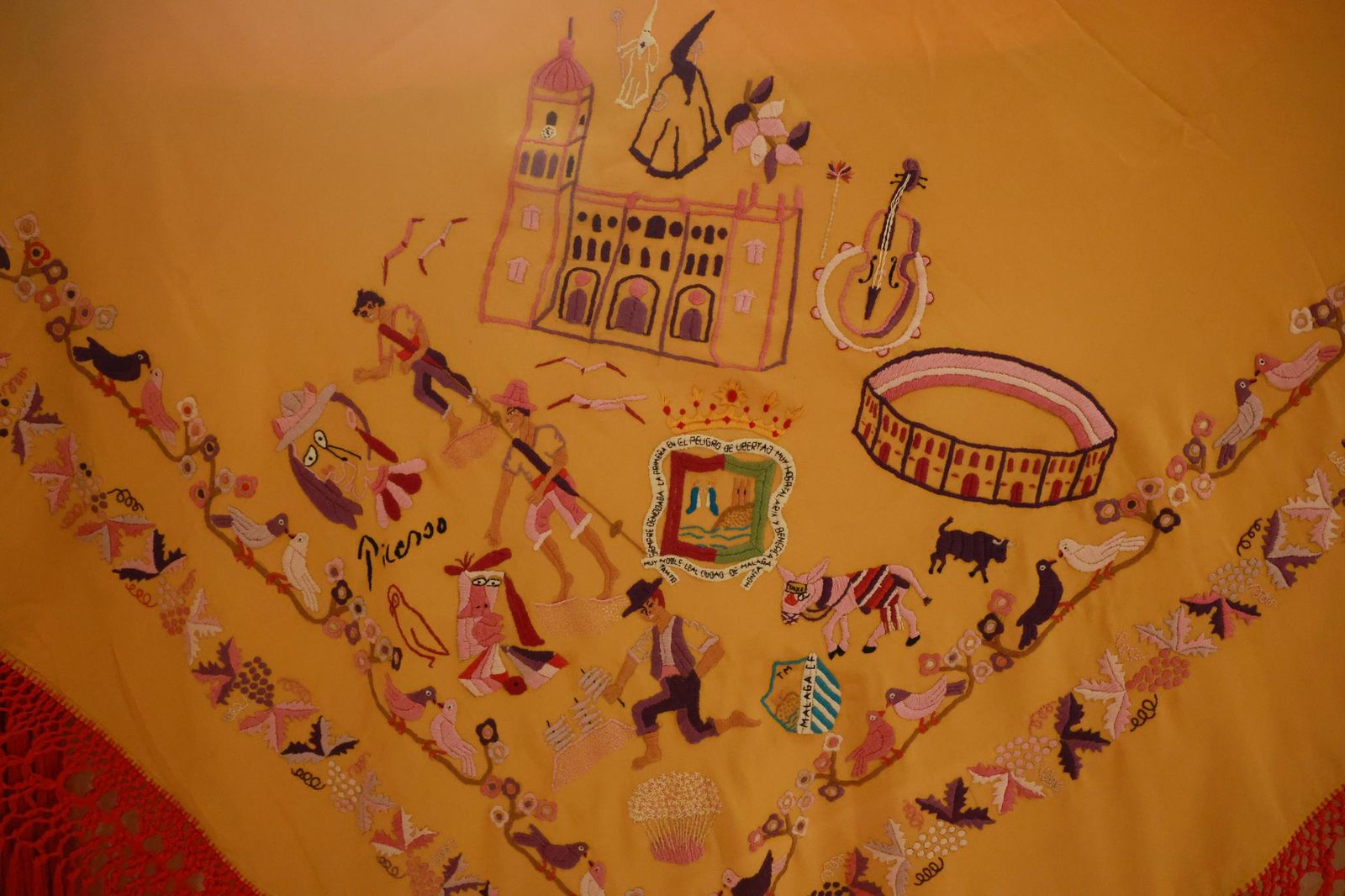 La nueva exposición de Mantones de Manila de la colección Perraut, en imágenes