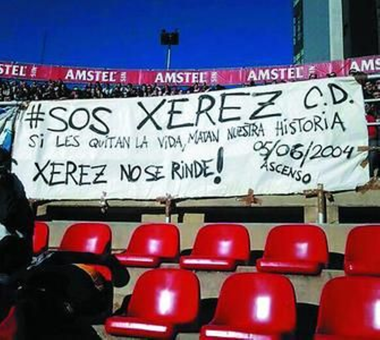 Pancarta de apoyo a los aficionados azulinos ayer en el estadio del Levante.