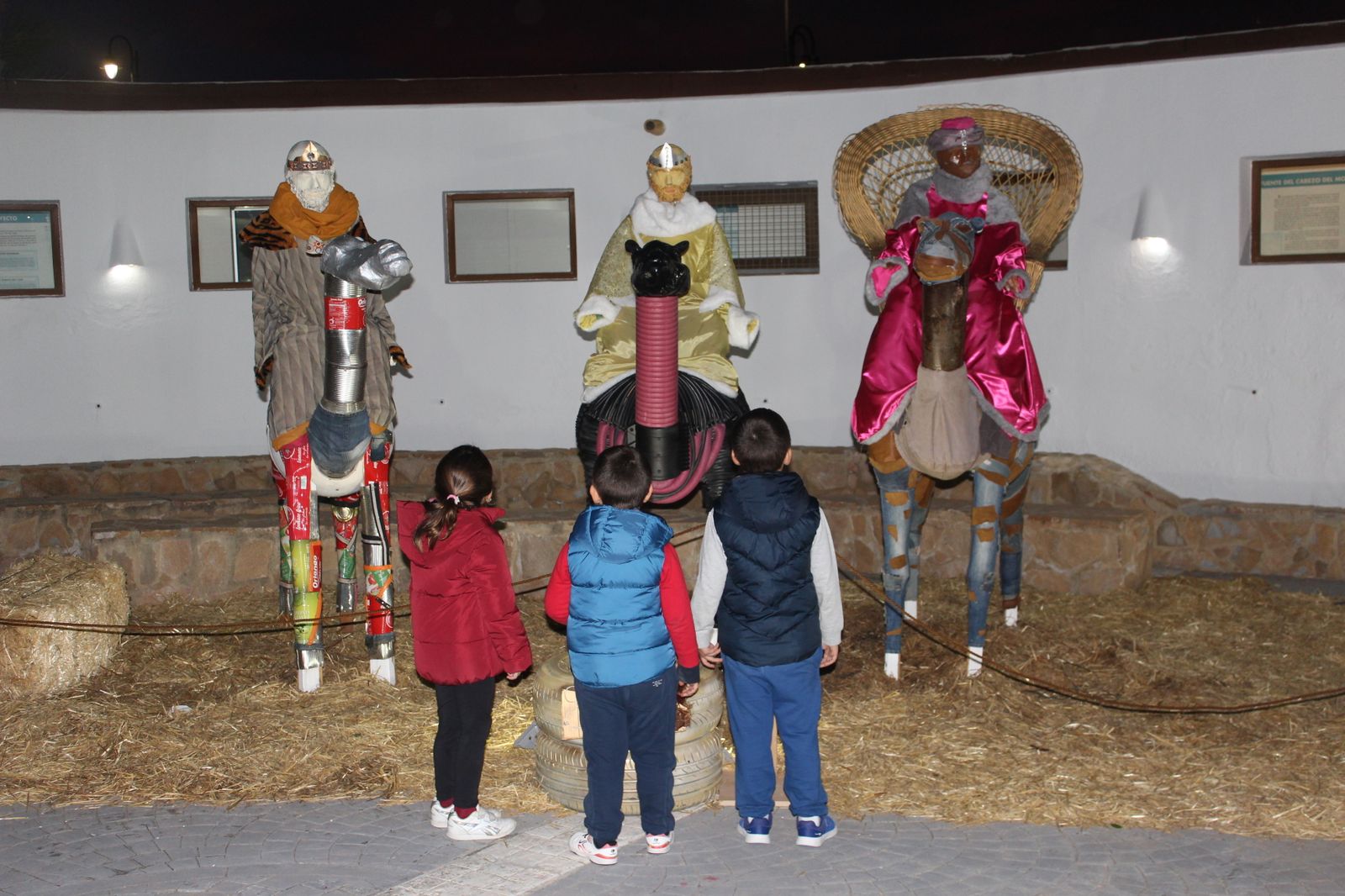 Los niños han quedado impresionados con el belén reciclado.