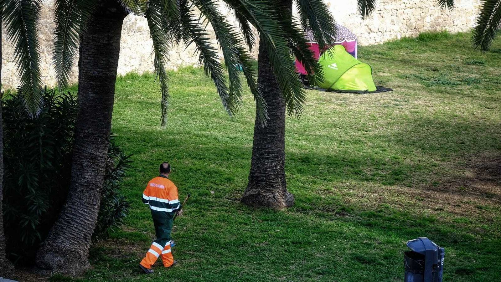 Un operario de parques y jardines trabaja en la limpieza del foso de las Puertas de Tierra.
