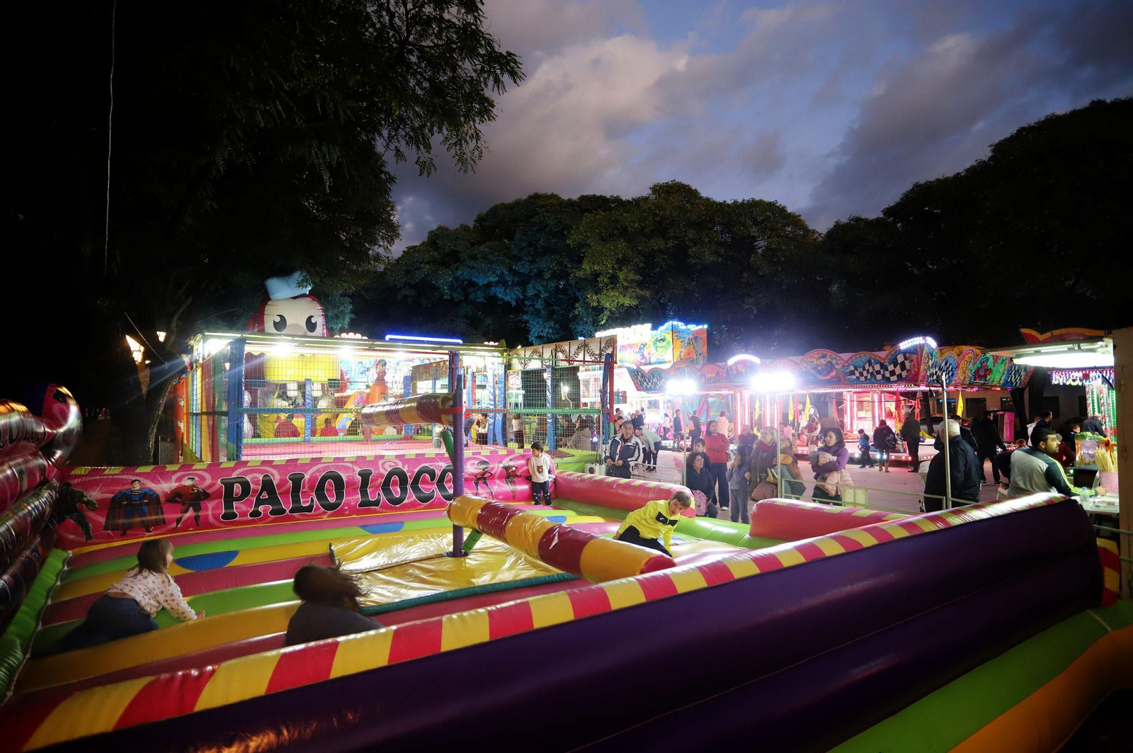 Imágenes del ambiente en la carpa y cacharritos de San Sebastián
