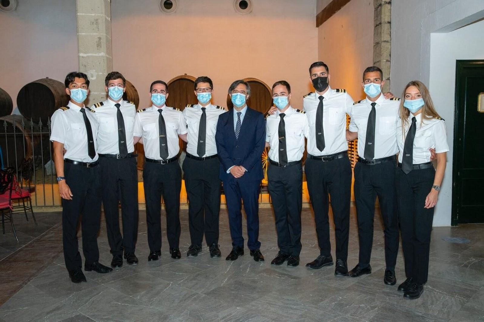 El comandante del Valle junto a los cadetes de Iberia.