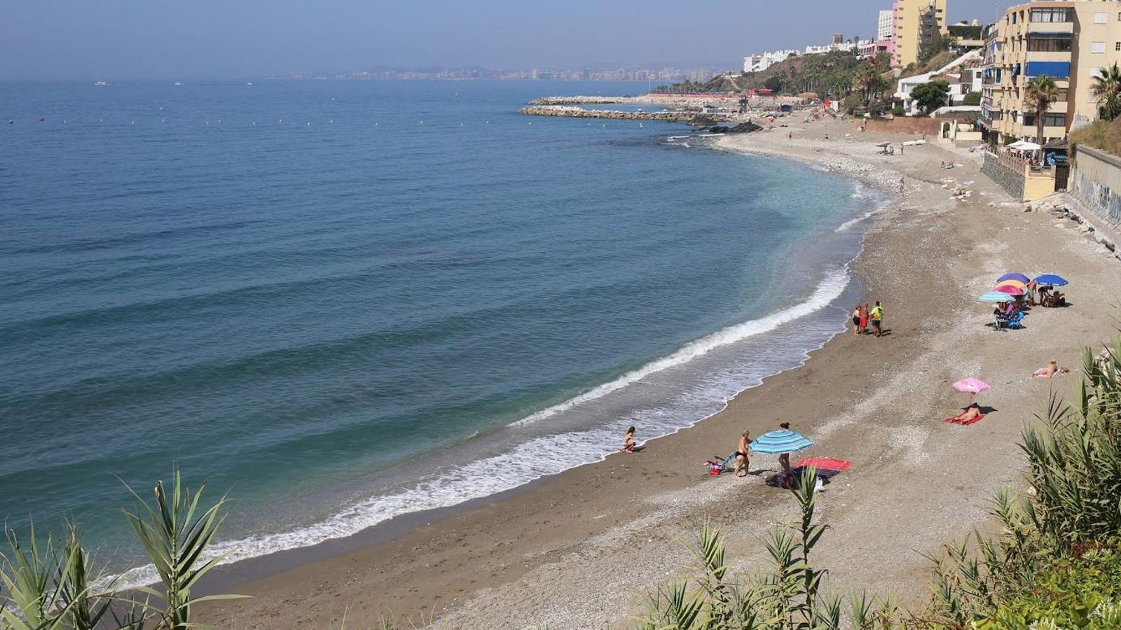 La Malibú de Benalmádena espera a que alguien ruede una serie veraniega en su arena. La Malibú de Benalmádena espera a que alguien ruede una serie veraniega en su arena.