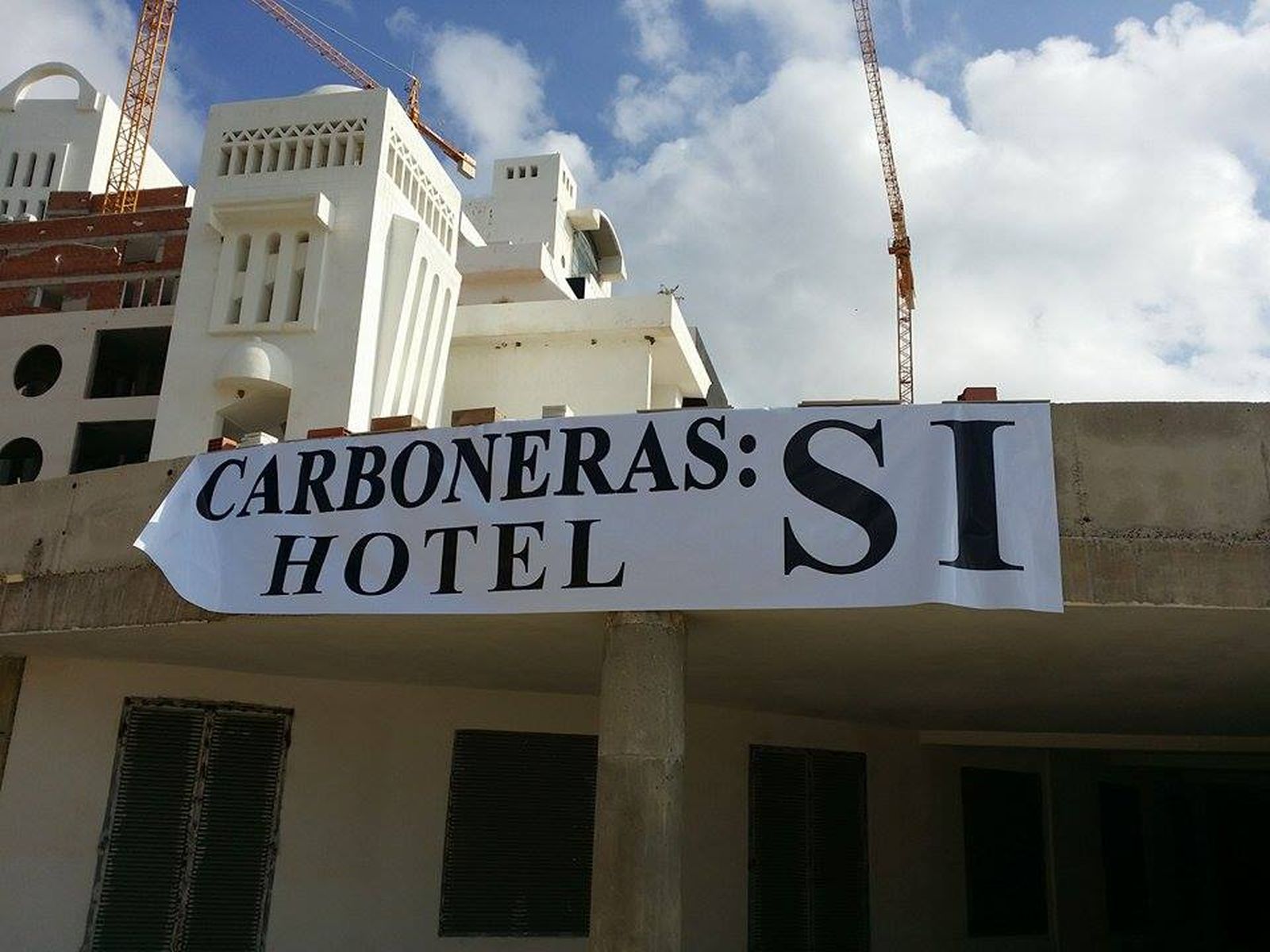 Una pancarta de apoyo al hotel que estuvo durante meses en el Algarrobico