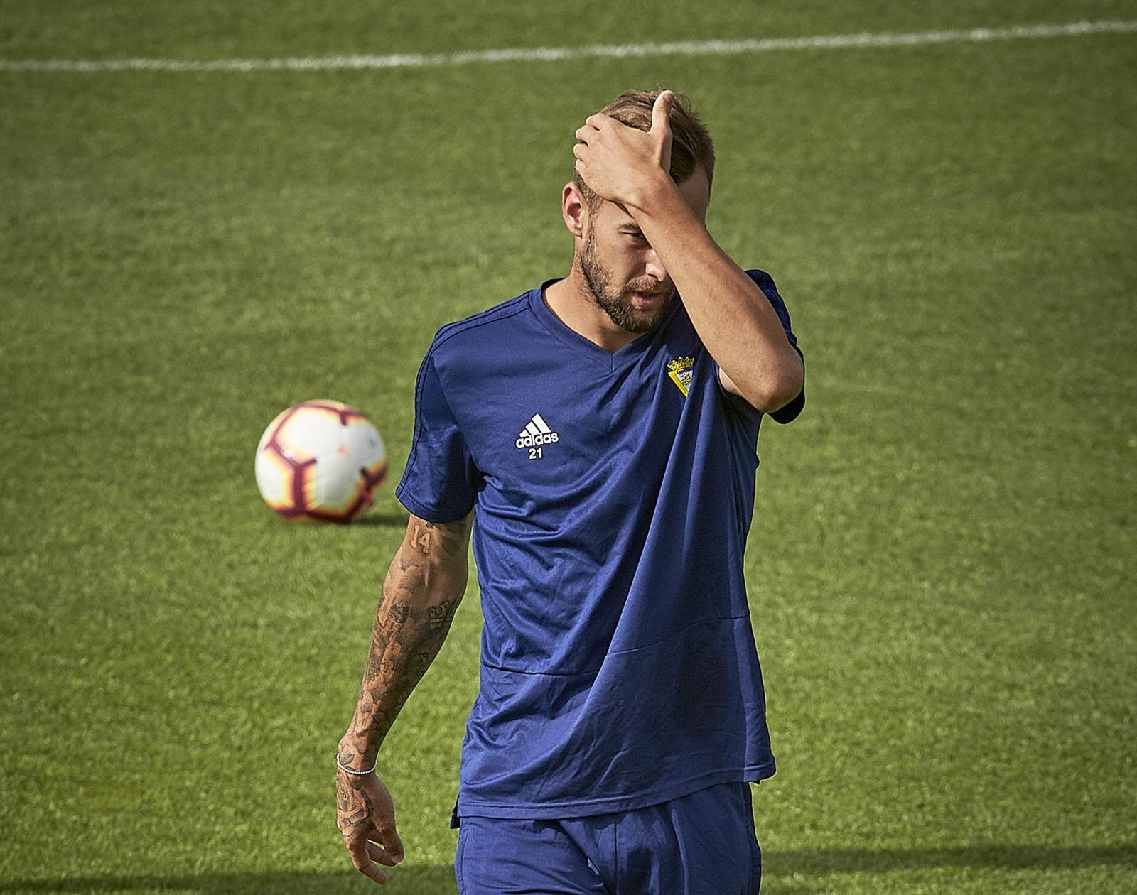 El delantero del conjunto amarillo tendrá que seguir a sus compañeros desde la grada