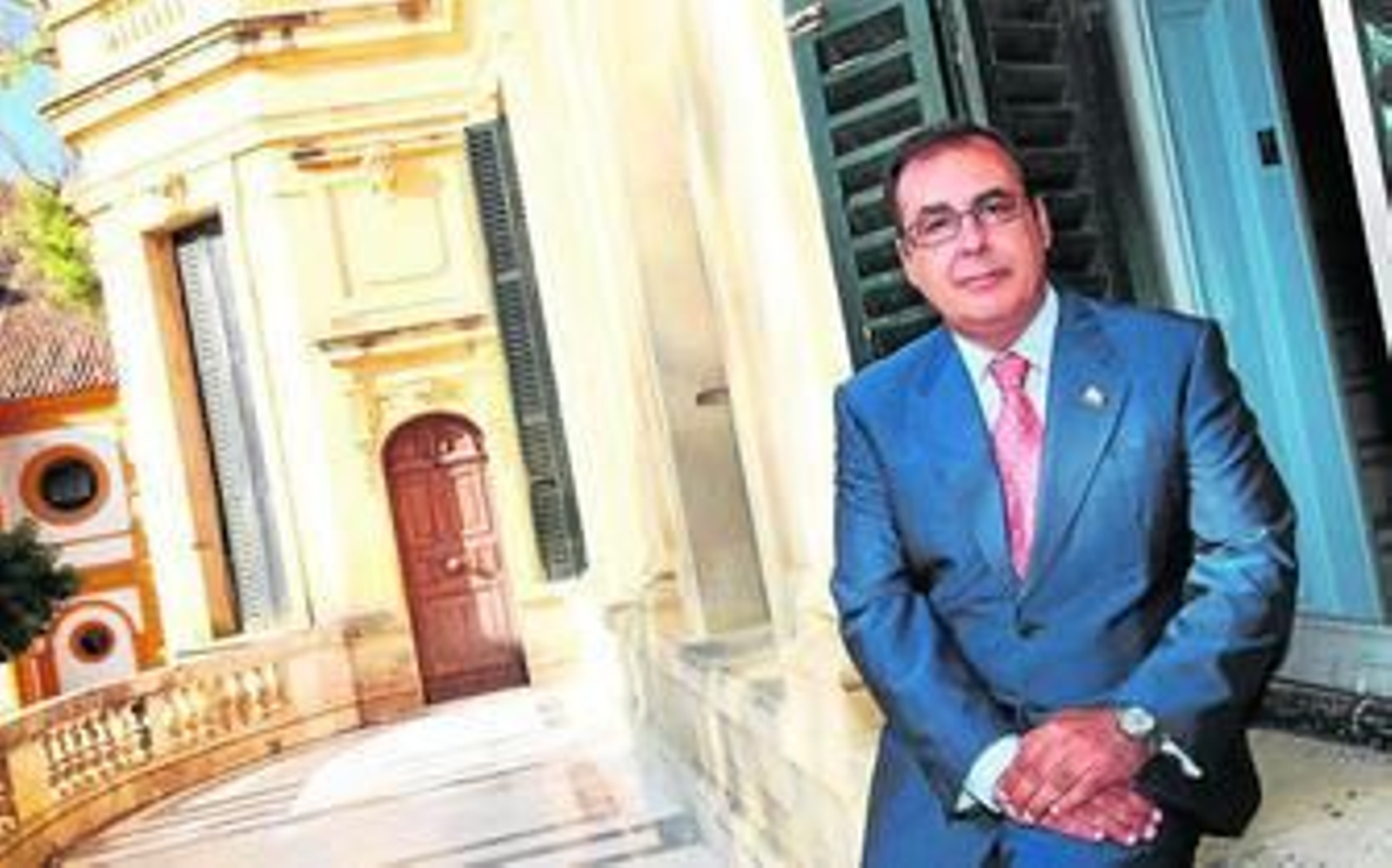 Juan Carlos Román frente al palacio del duque de Abrantes en el interior de las instalaciones de la Real Escuela del Arte Ecuestre.