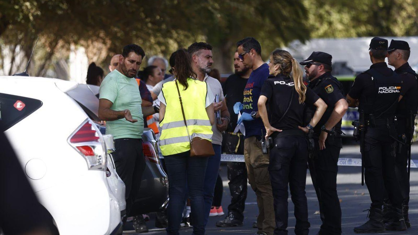 Un compañero de la víctima explica lo ocurrido a la Policía.