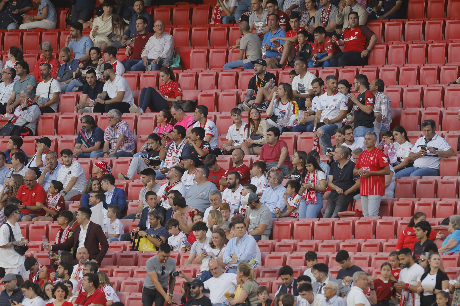 Búscate en las fotos del Sevilla -Villarreal