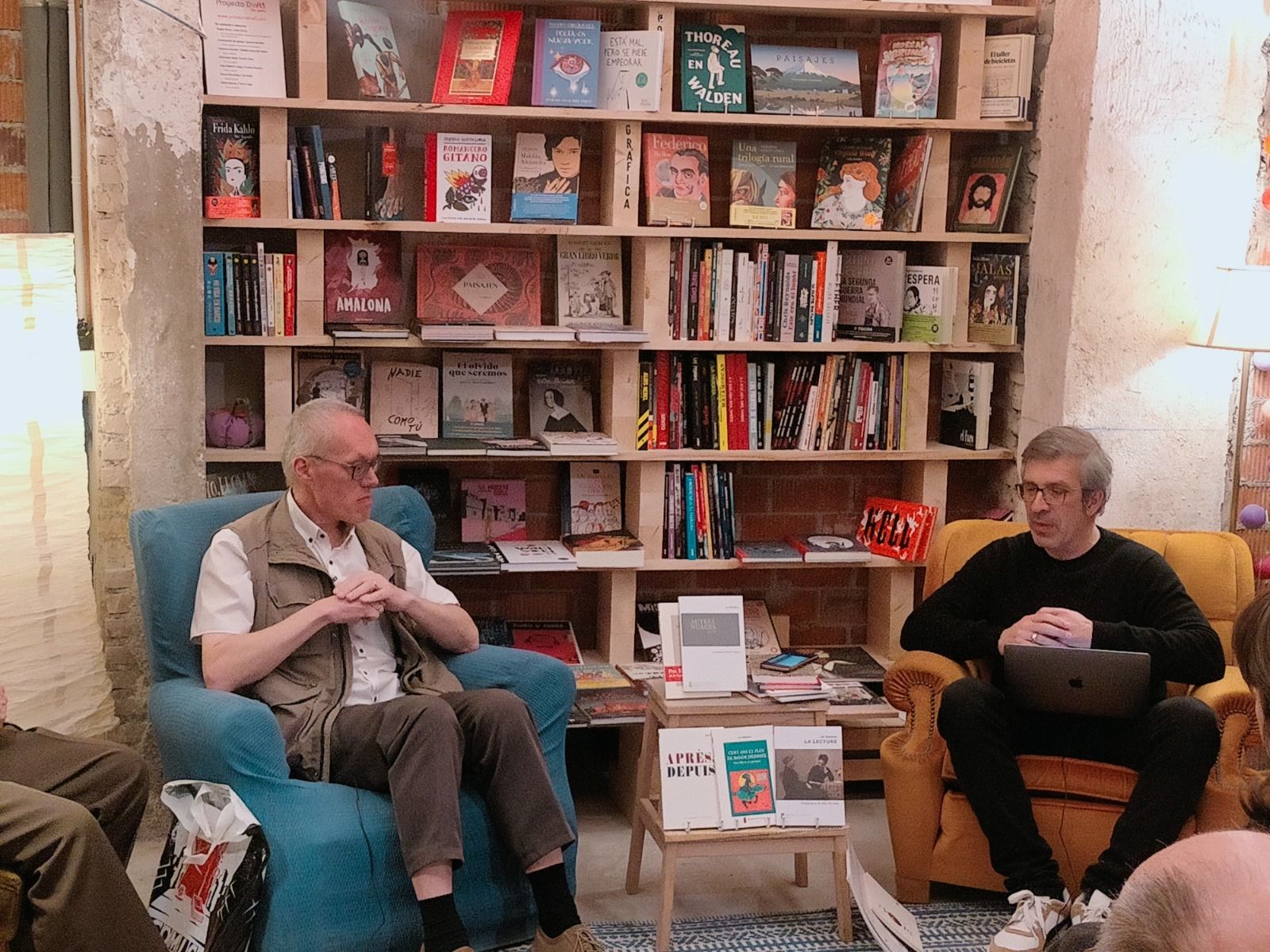 Jan Baetens (izq) en la Librería Inusual.