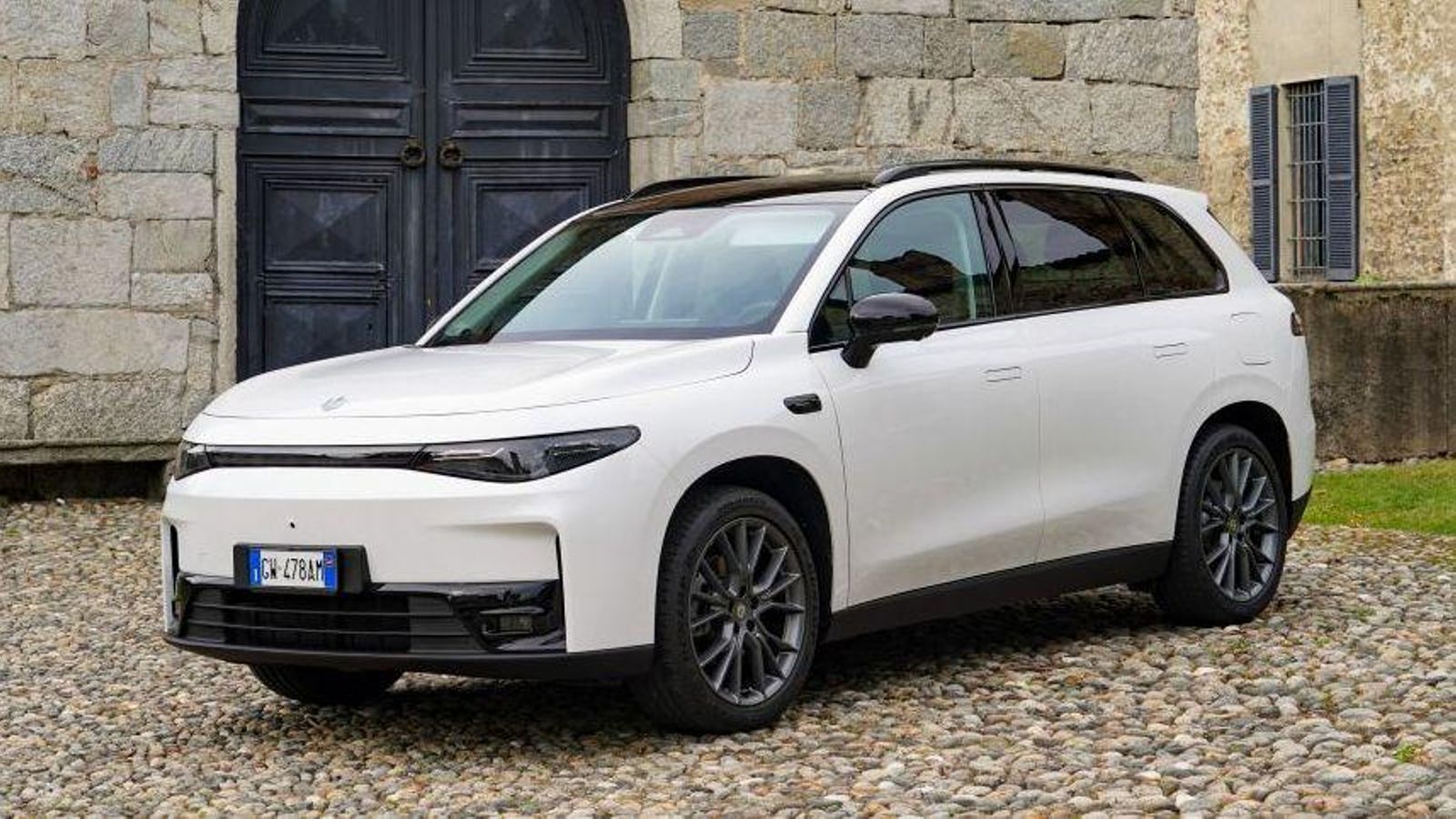 Sería de experar que el precio del C10 REEV rondase los 40.000 euros. En la actualidad no hay ningún fabricante -antes hubo versiones con sistemas parecidos en el Mazda MX+30 o BMW i3- que disponga de una opción con esta tecnología. Lo más aproximado sería la e-Power de Nissan.