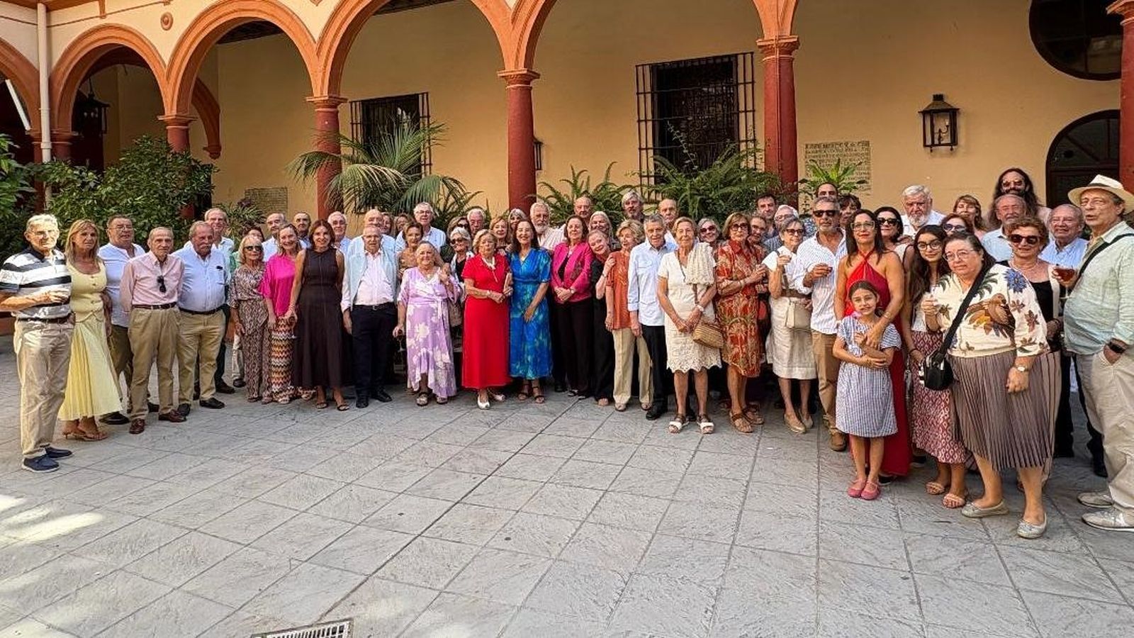 El matrimonio Gutiérrez de Ory posa con el grupo de invitados durante la celebración de sus Bodas de Oro matrimoniales en el claustro de San Francisco.