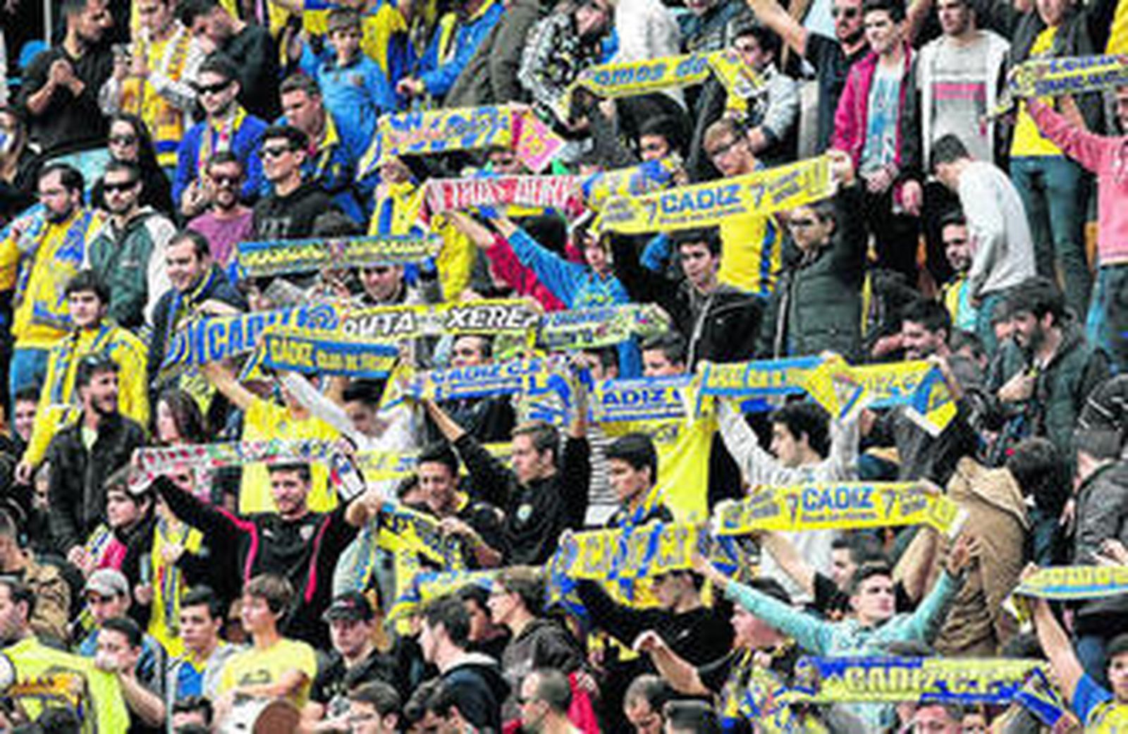 Aspecto de una grada repleta de seguidores cadistas, muchos de ellos mostrando su bufanda, en un partido de la presente temporada.
