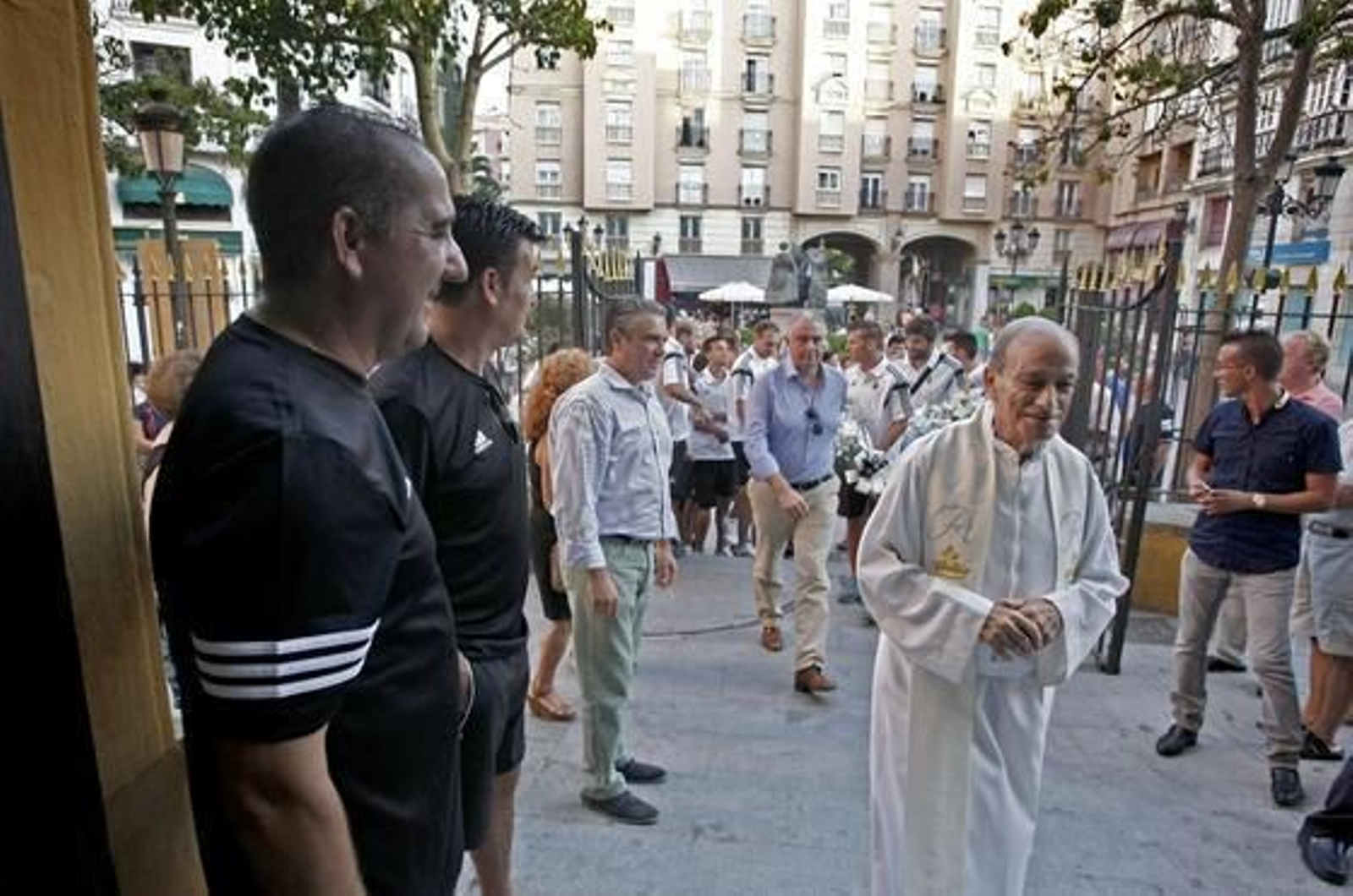 La plantilla realiza la tradicional ofrenda floral  Foto: Erasmo Fenoy