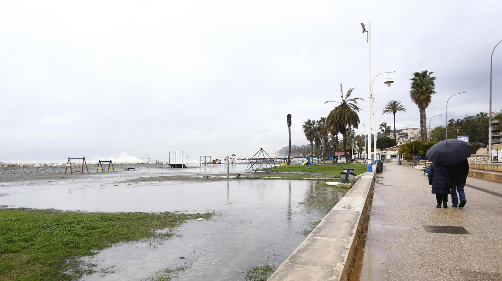 Las fotos de los efectos del temporal en las playas y paseos marítimos de Málaga