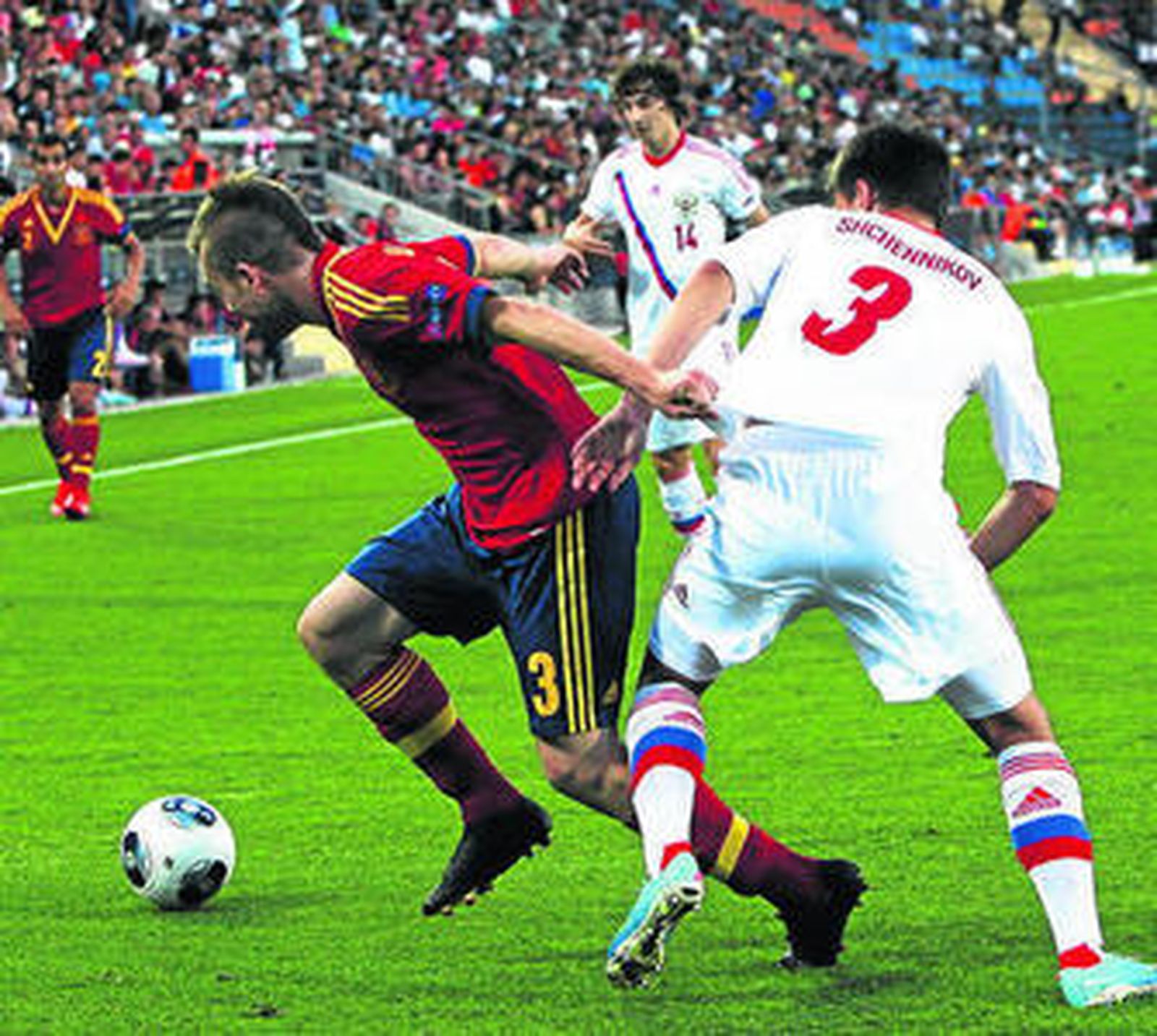 Illarramendi trata de zafarse de la presión de Schennikov.