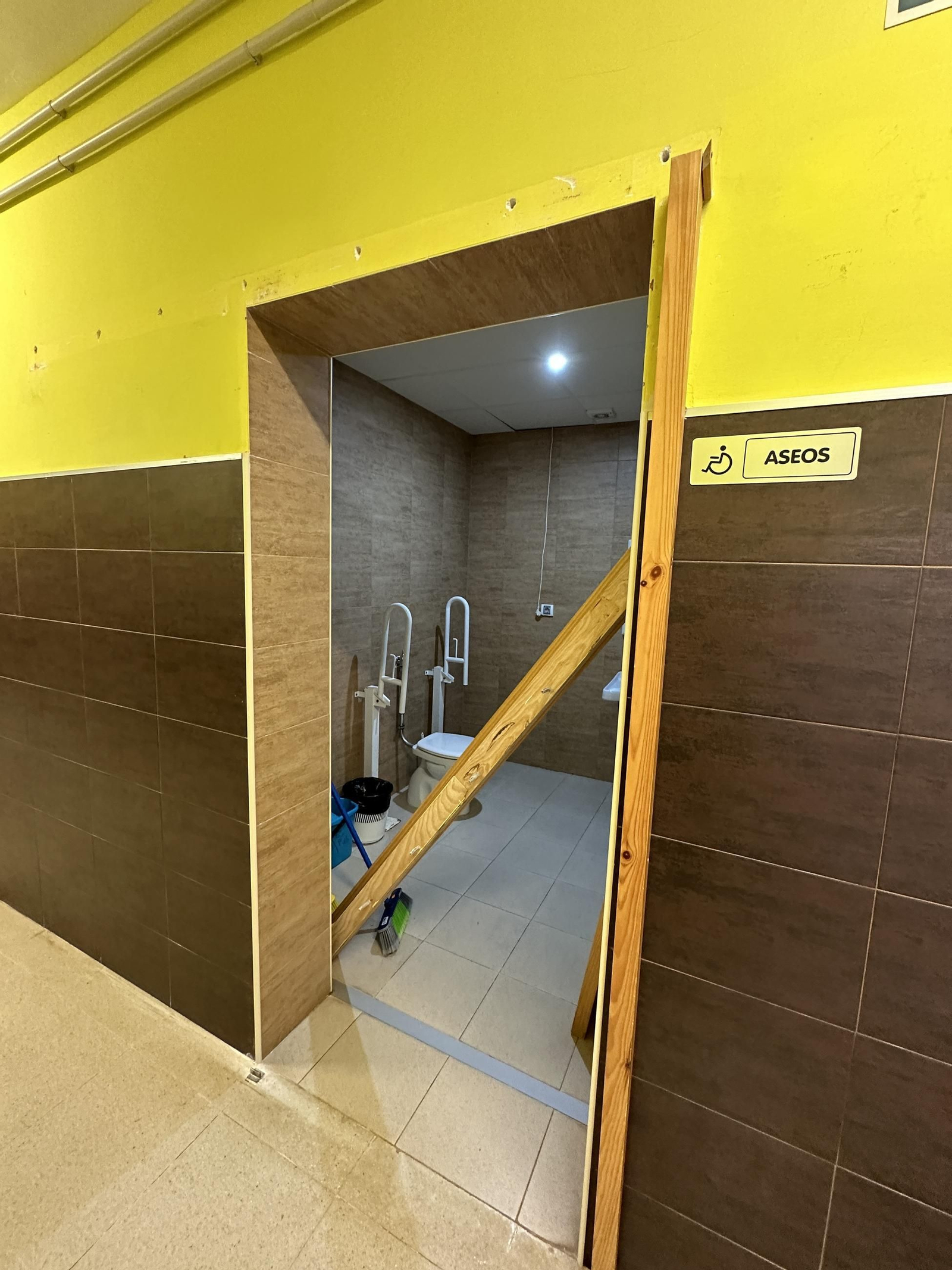 La puerta del aseo de un colegio de la capital, con el marco caído y sin poder usarse este espacio del centro educativo