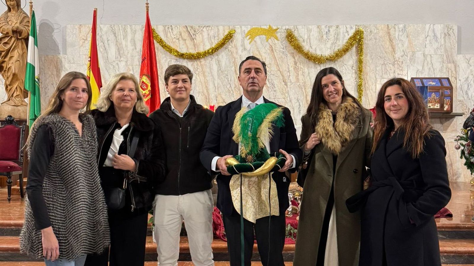 Julián García de la Borbolla González, que encarnará al Heraldo de Los Remedios, con su familia.