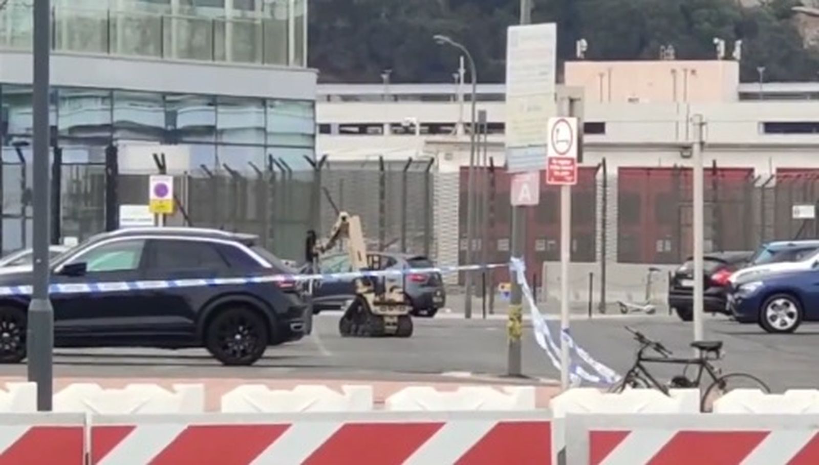El robot desactivador de bombas, en el aeropuerto de Gibraltar.