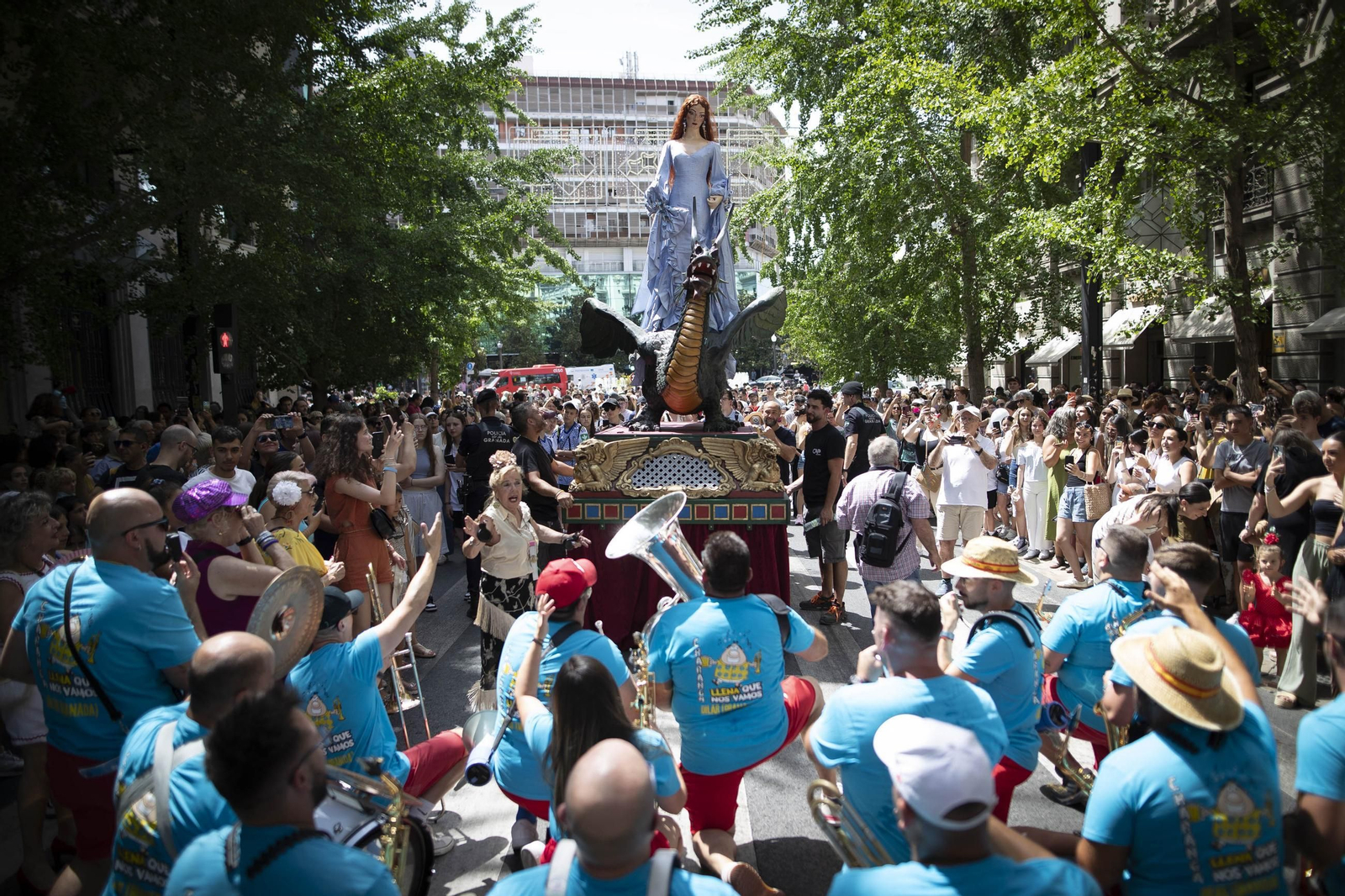 Las mejores imágenes del recorrido de la Tarasca por las calles de Granada