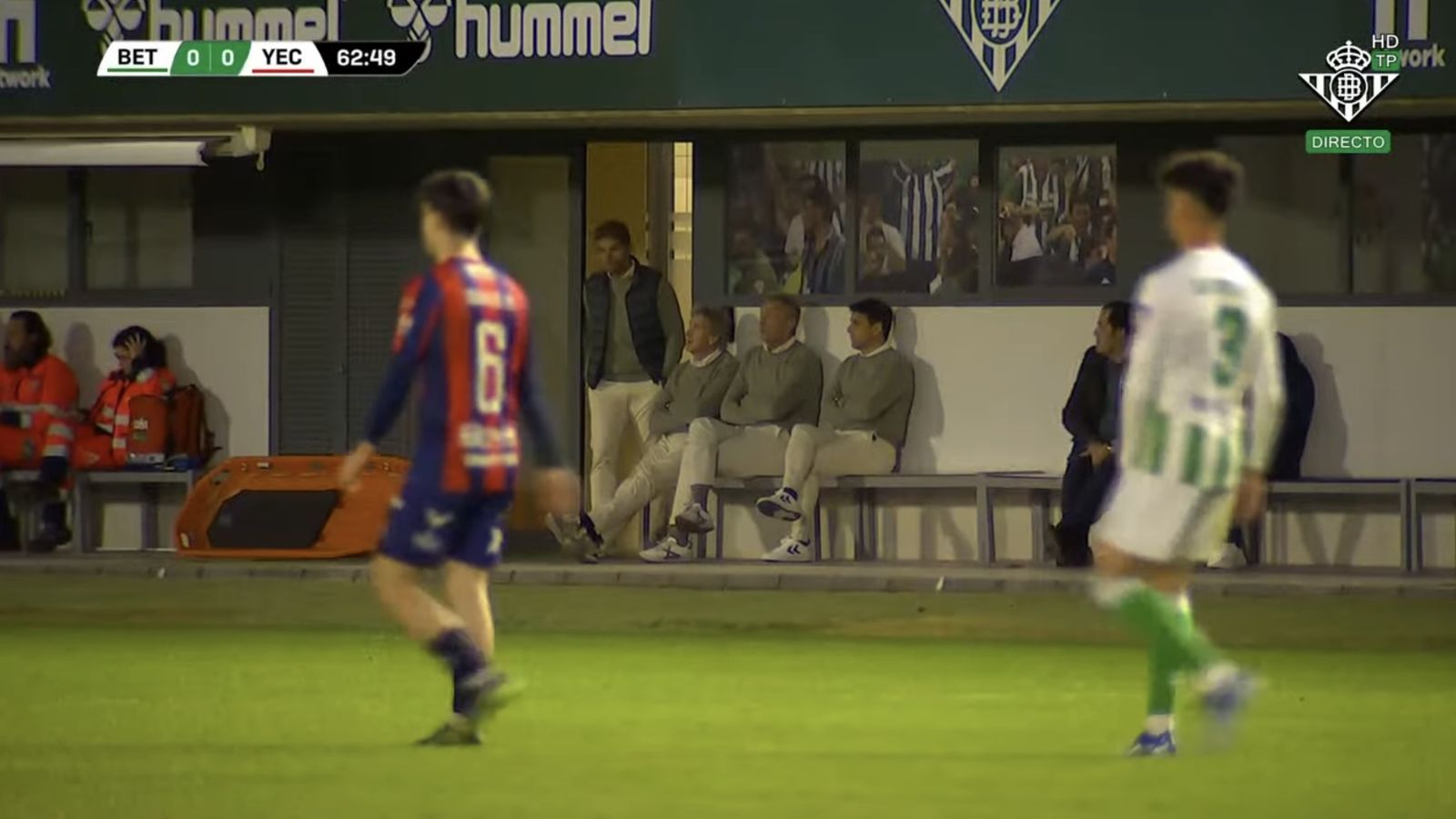 Pellegrini, Rubén Cousillas y dos miembros del cuerpo técnico observan el Betis Deportivo-Yeclano.
