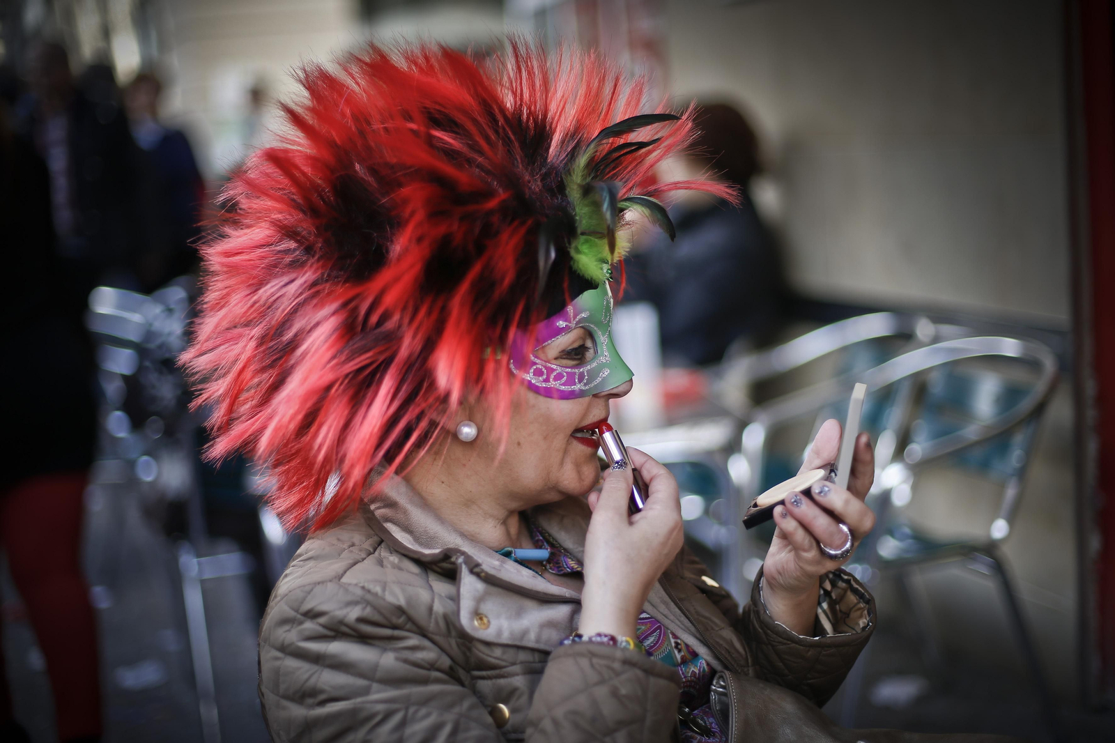 Una turista  ultima su disfraz el lunes de Carnaval , en la plaza de las Flores.