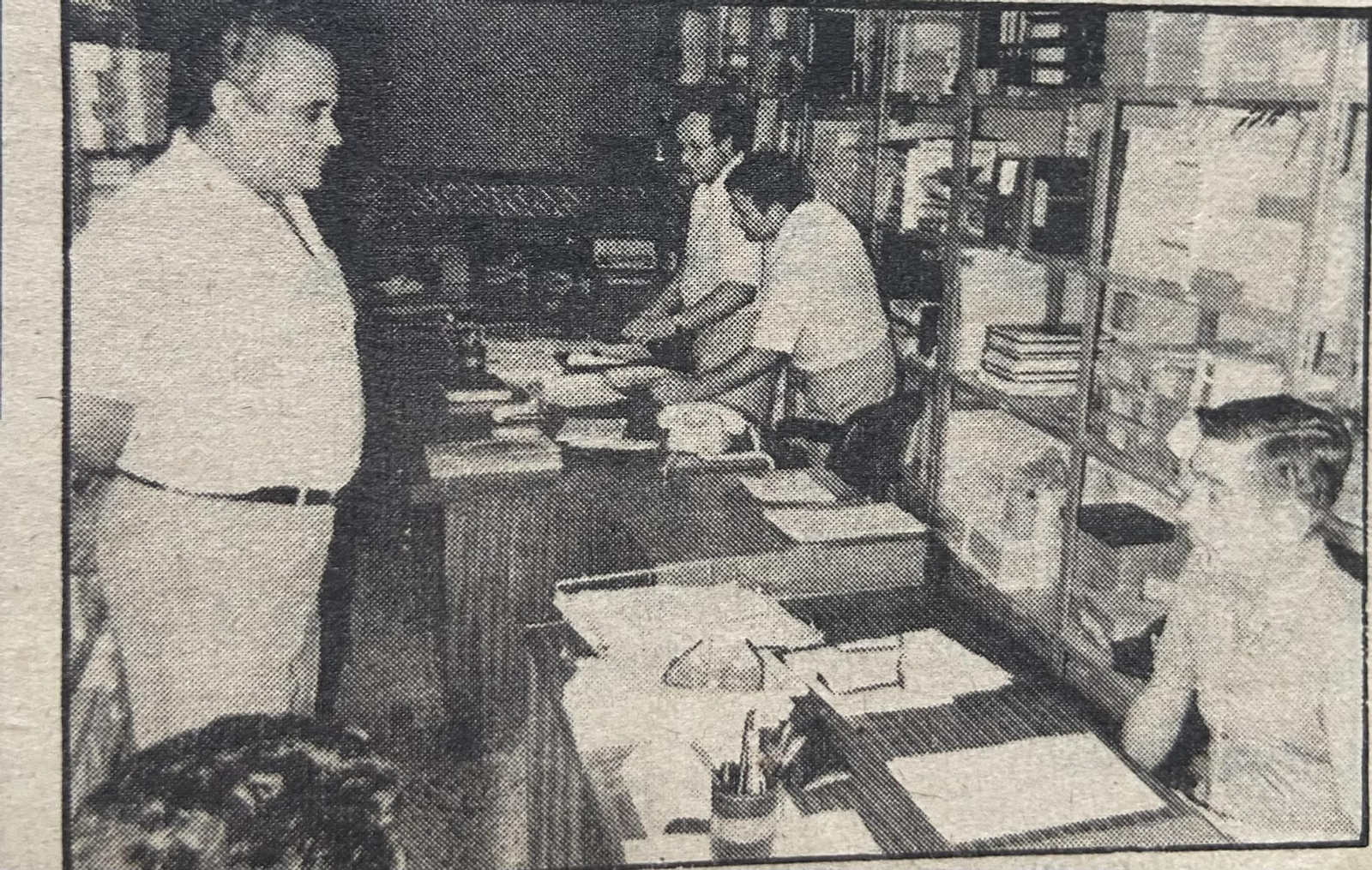 El cobrador de autobús en la oficina de objetos perdidos recogiendo el dinero que encontró.