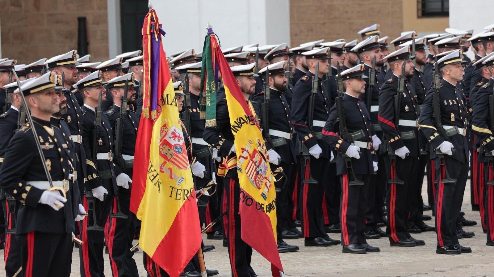 Banderas del TEAR y del TERSUR en el acto de despedida del general Rafael Roldán Tudela como COMGEIM al pasar a la reserva Banderas del TEAR y del TERSUR en el acto de despedida del general Rafael Roldán Tudela como COMGEIM al pasar a la reserva