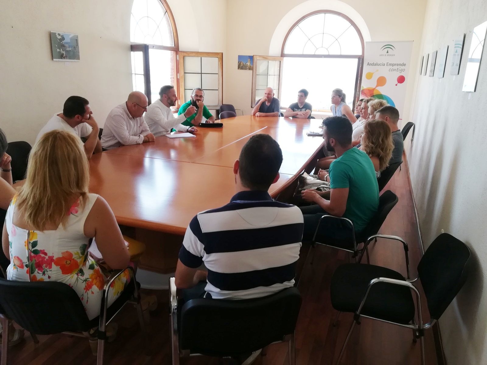 El delegado territorial de Empleo junto al director provincial de Andalucía Emprende en la reunión mantenida en el CADE de Adra con emprendedores.