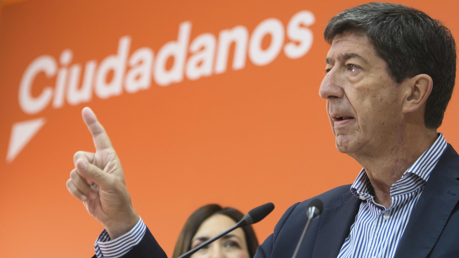 Juan Marín, sin gafas, durante la campaña electoral.