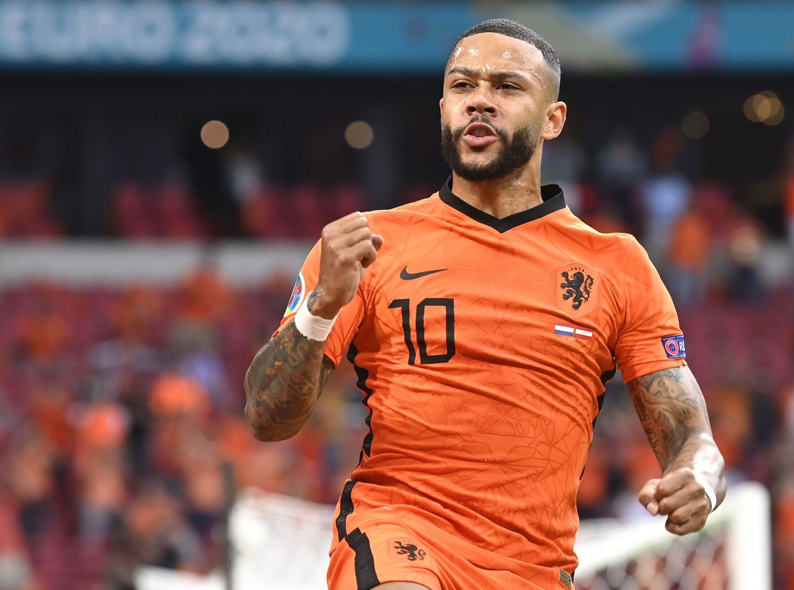Depay celebra un tanto con su selección en la Eurocopa.