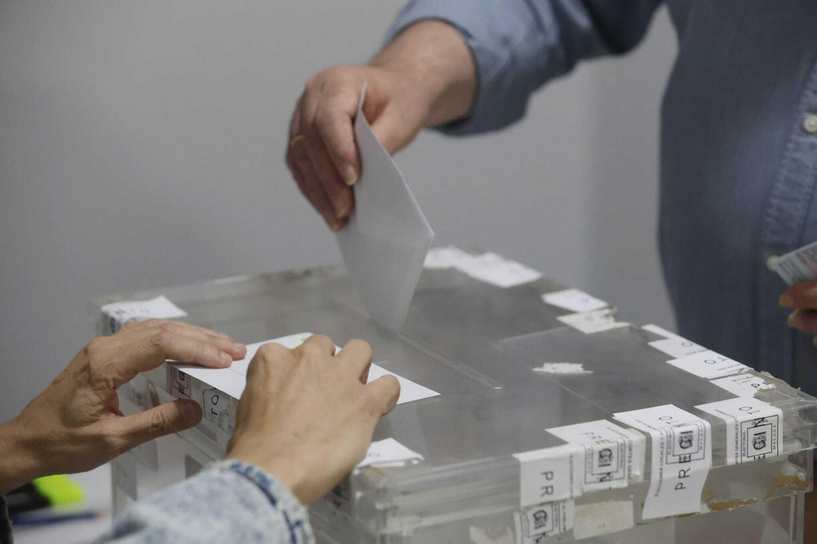 Una persona vota este 28M en Málaga.