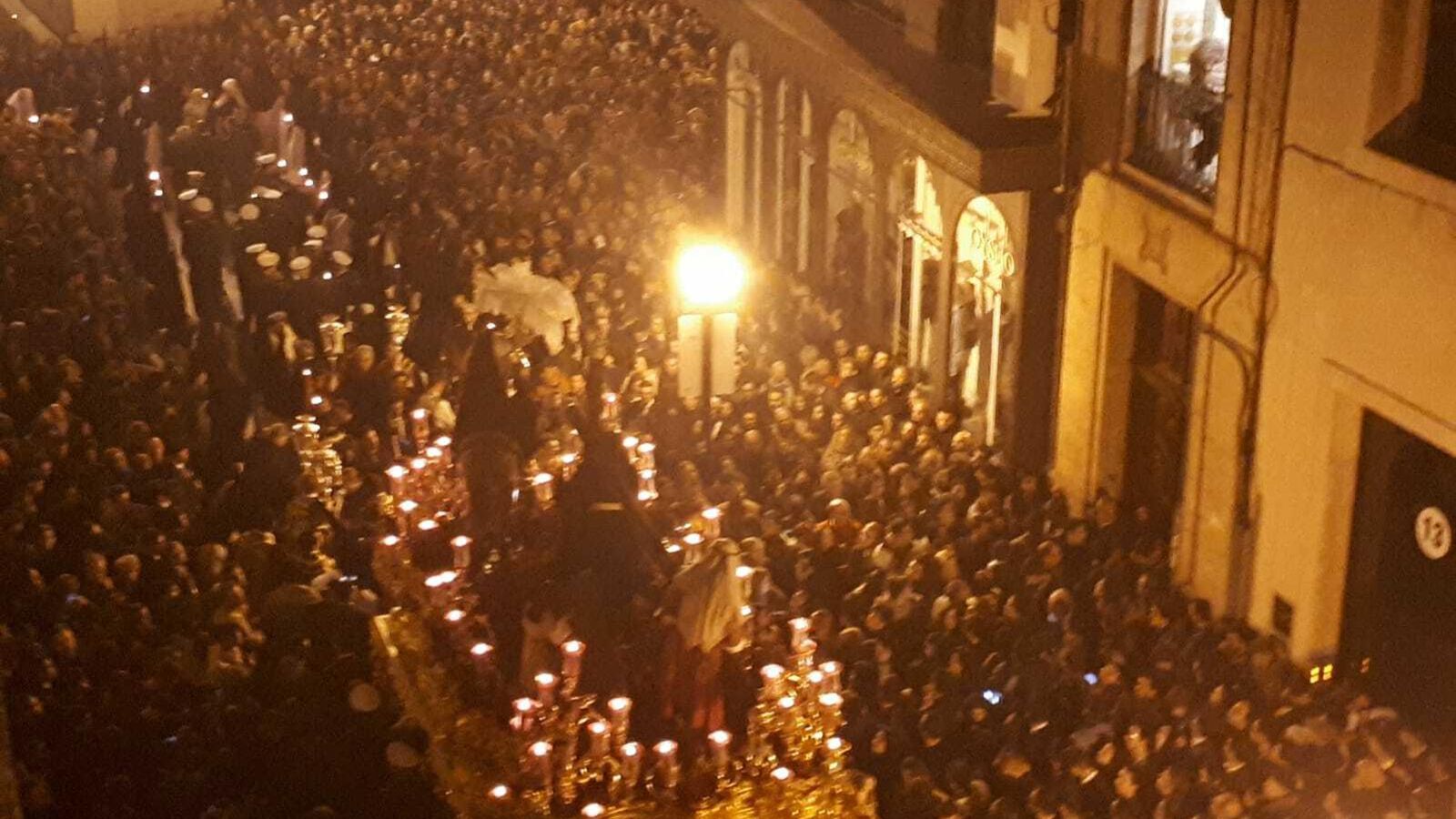 Parón de la Esperanza de Triana en la calle Rioja.