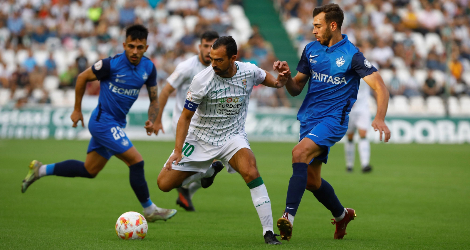 De las Cuevas intenta marcharse de un jugador del Sanse en el duelo de la primera vuelta. De las Cuevas intenta marcharse de un jugador del Sanse en el duelo de la primera vuelta.