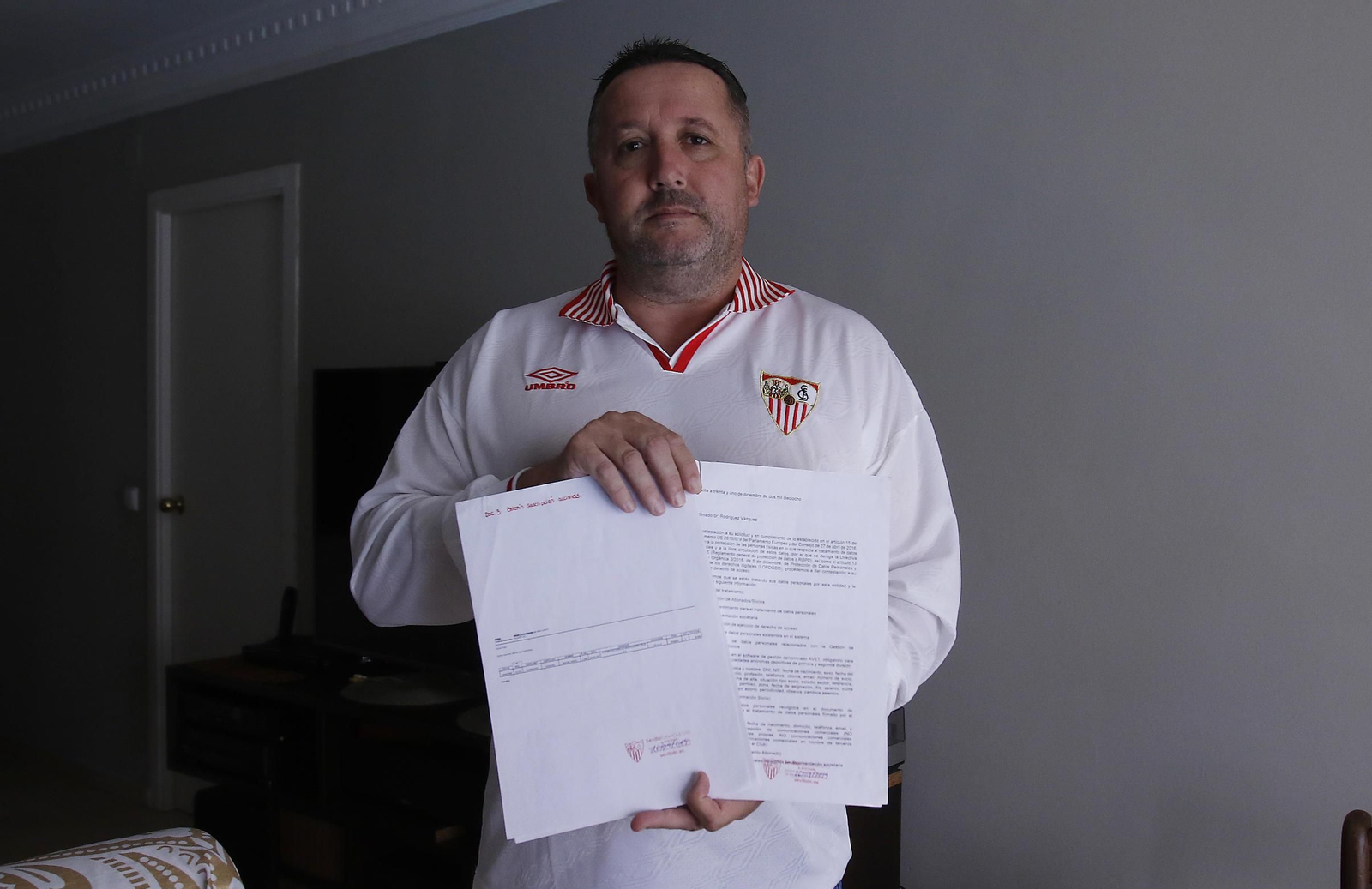 Miguel Ángel Rodríguez, con la copia del Boletín de Suscripción de Acciones  a su nombre.