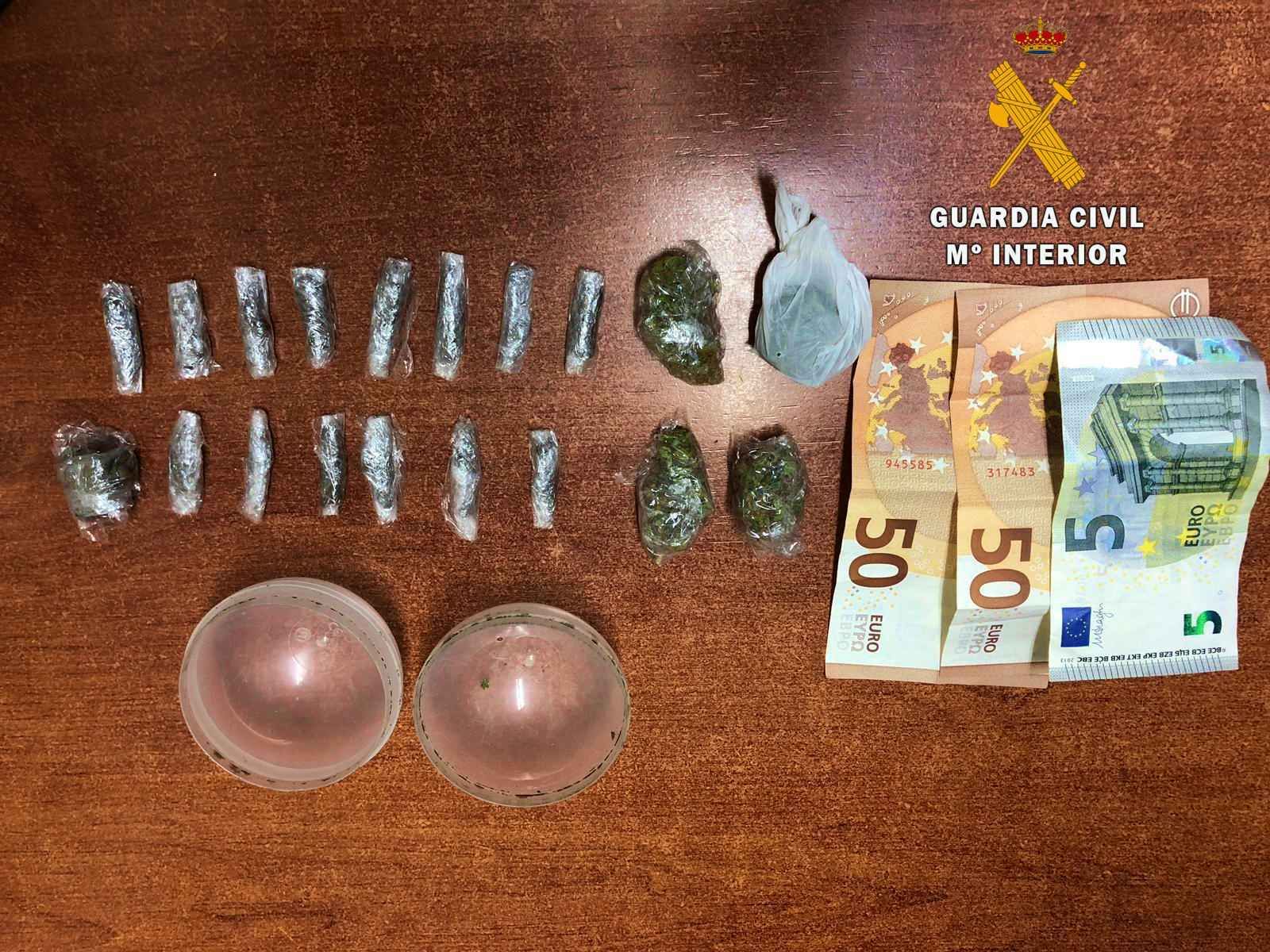 La Guardia Civil detiene a una persona que ocultaba droga en una bola de juguete.