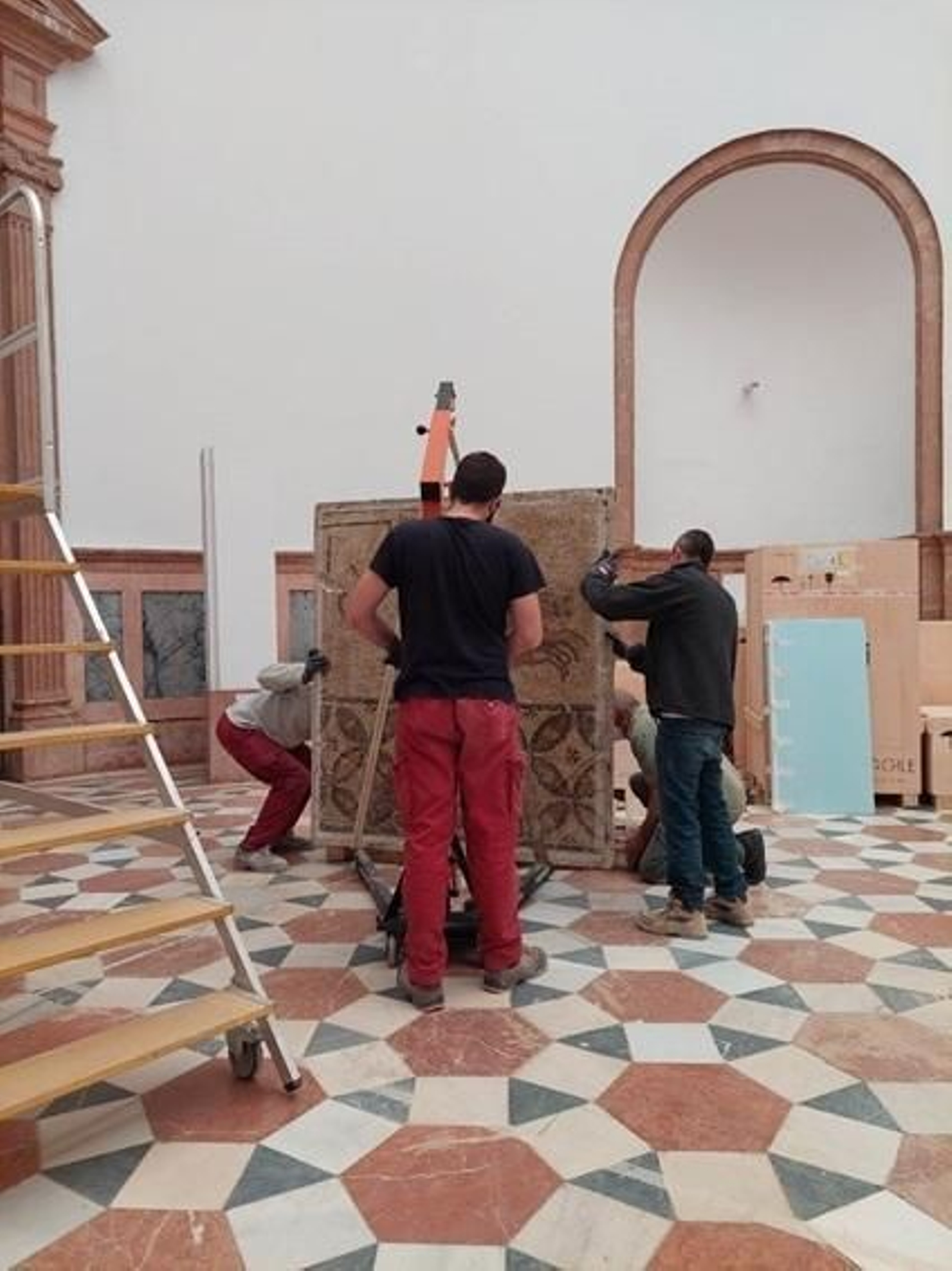 Así se desmontan los grandes mosaicos romanos del Museo Arqueológico de Sevilla. Así se desmontan los grandes mosaicos romanos del Museo Arqueológico de Sevilla.