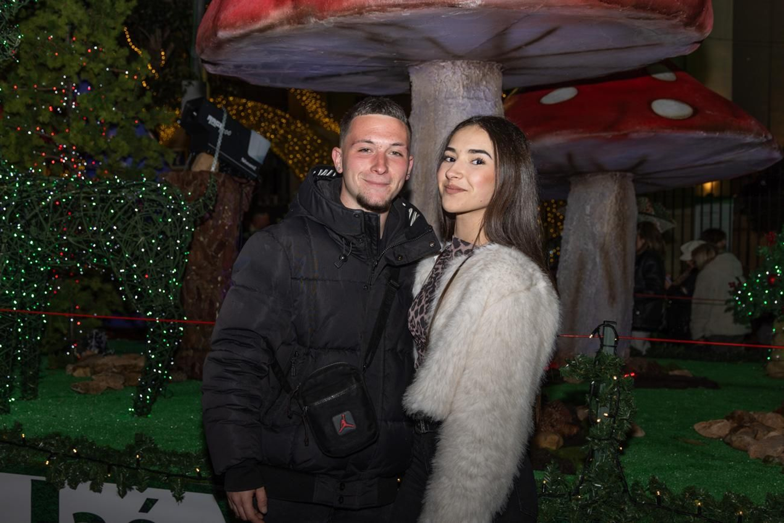 Los jiennenses disfrutan del centro de la ciudad, rodeados de un ambiente navideño