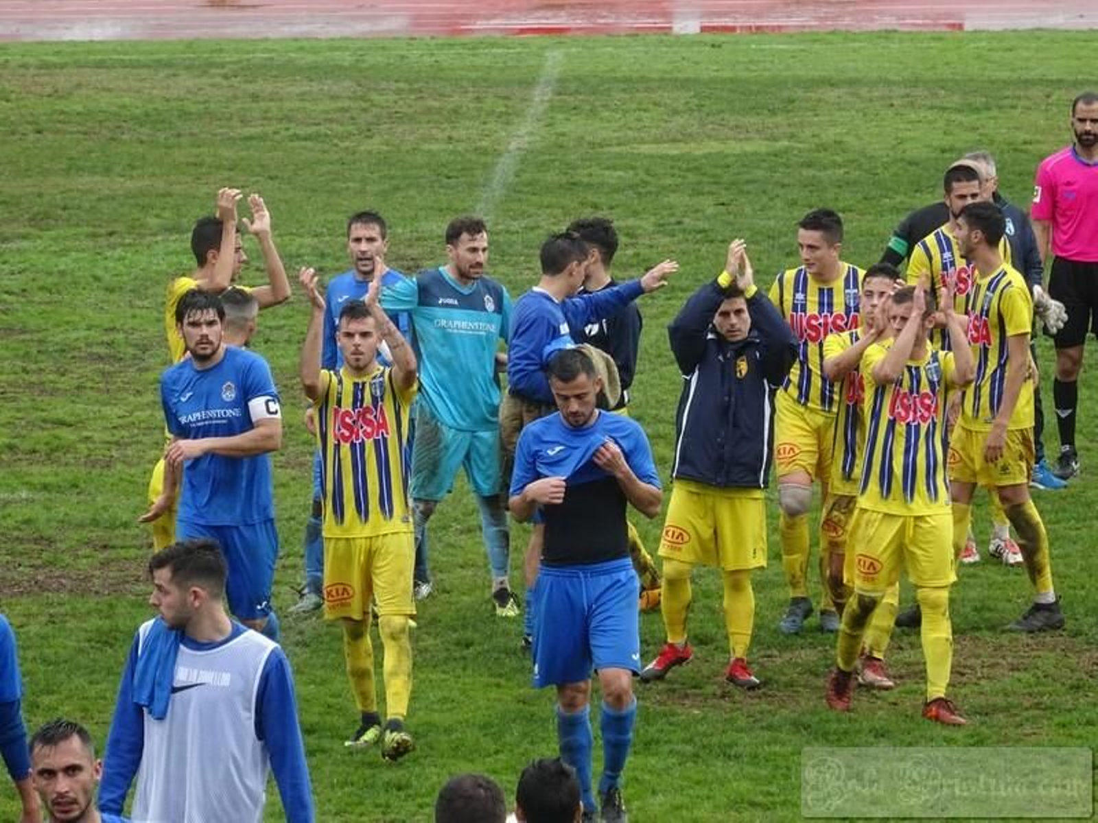 Los jugadores del Isla saludan a la afición tras un partido la pasada campaña.