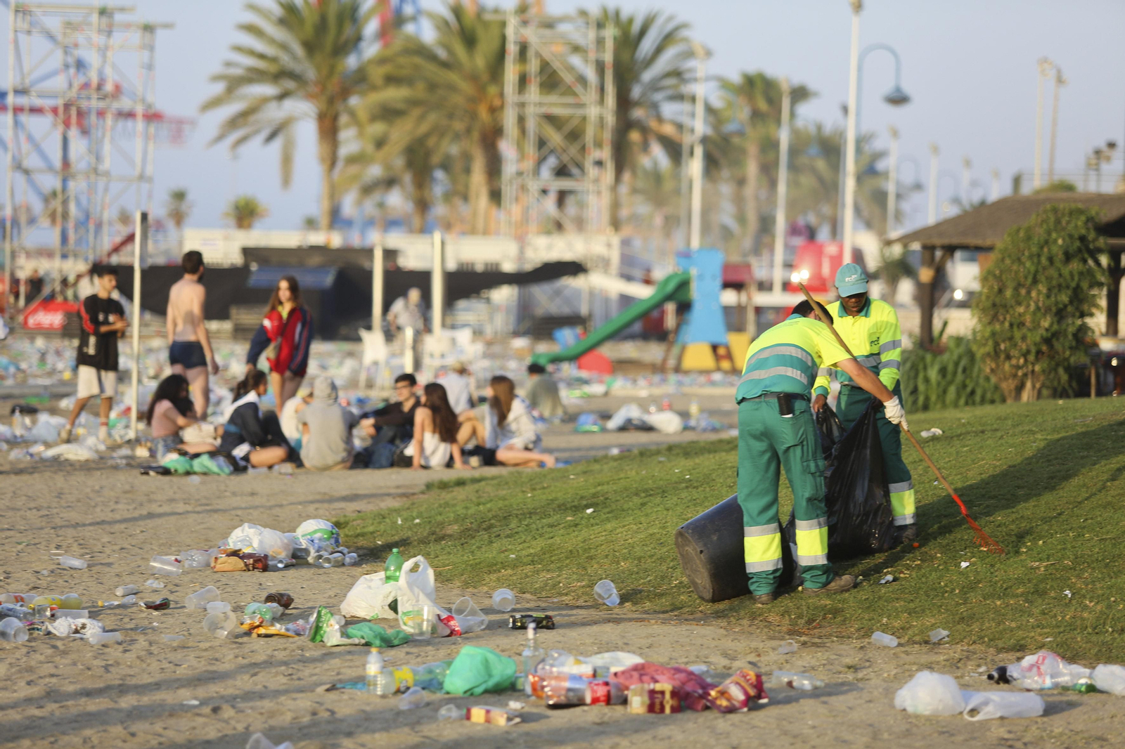 Las fotos de la basura en las playas de Málaga tras San Juan