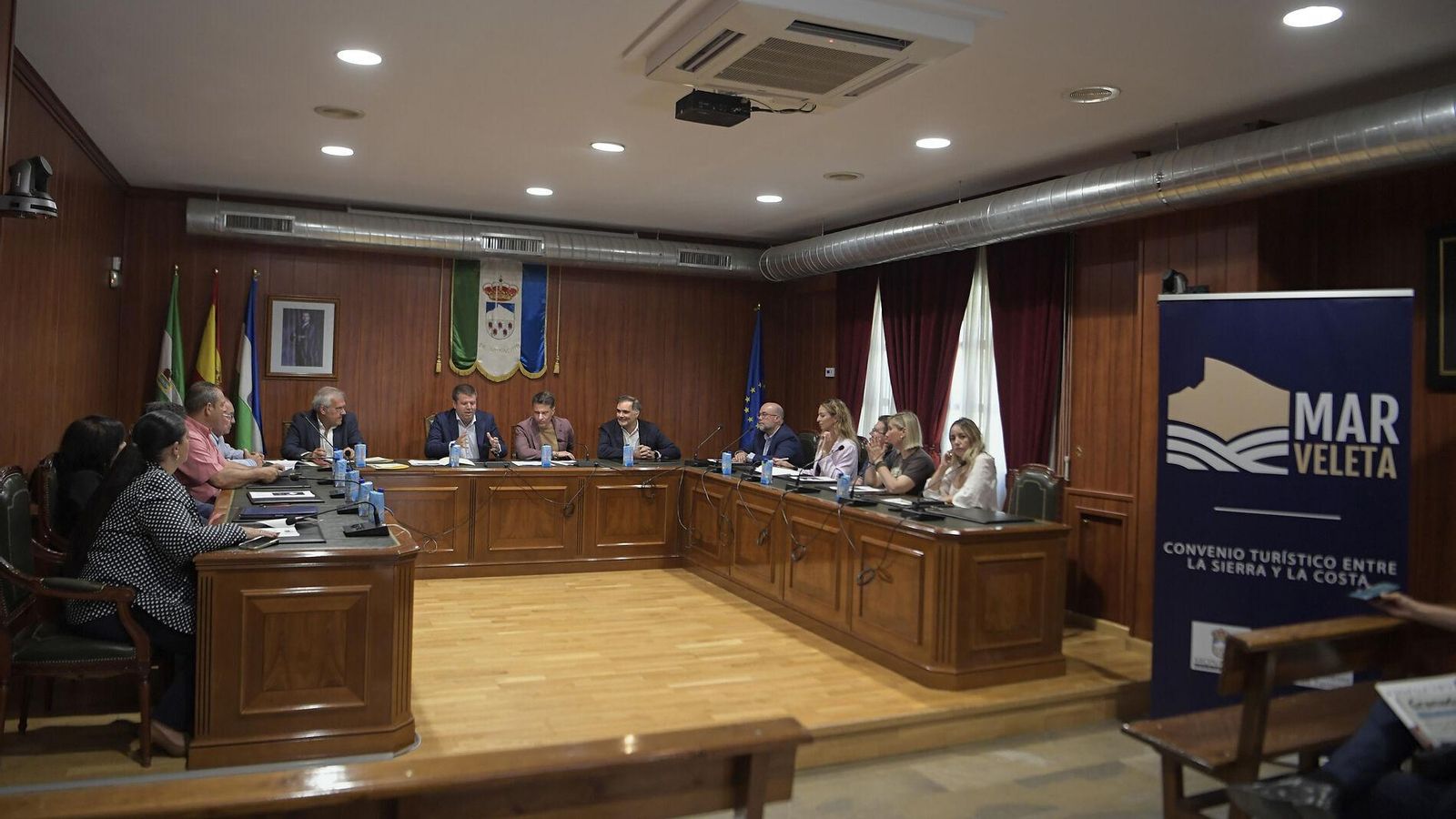 El acto de la firma de convenio se realizó en el salón de plenos del Ayuntamiento de Monachil.
