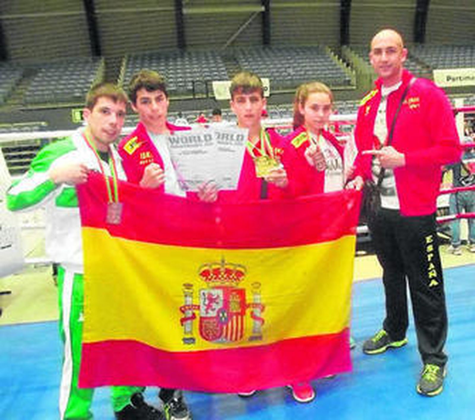 Los integrantes del Team Lechu de El Puerto posan con la bandera de España.